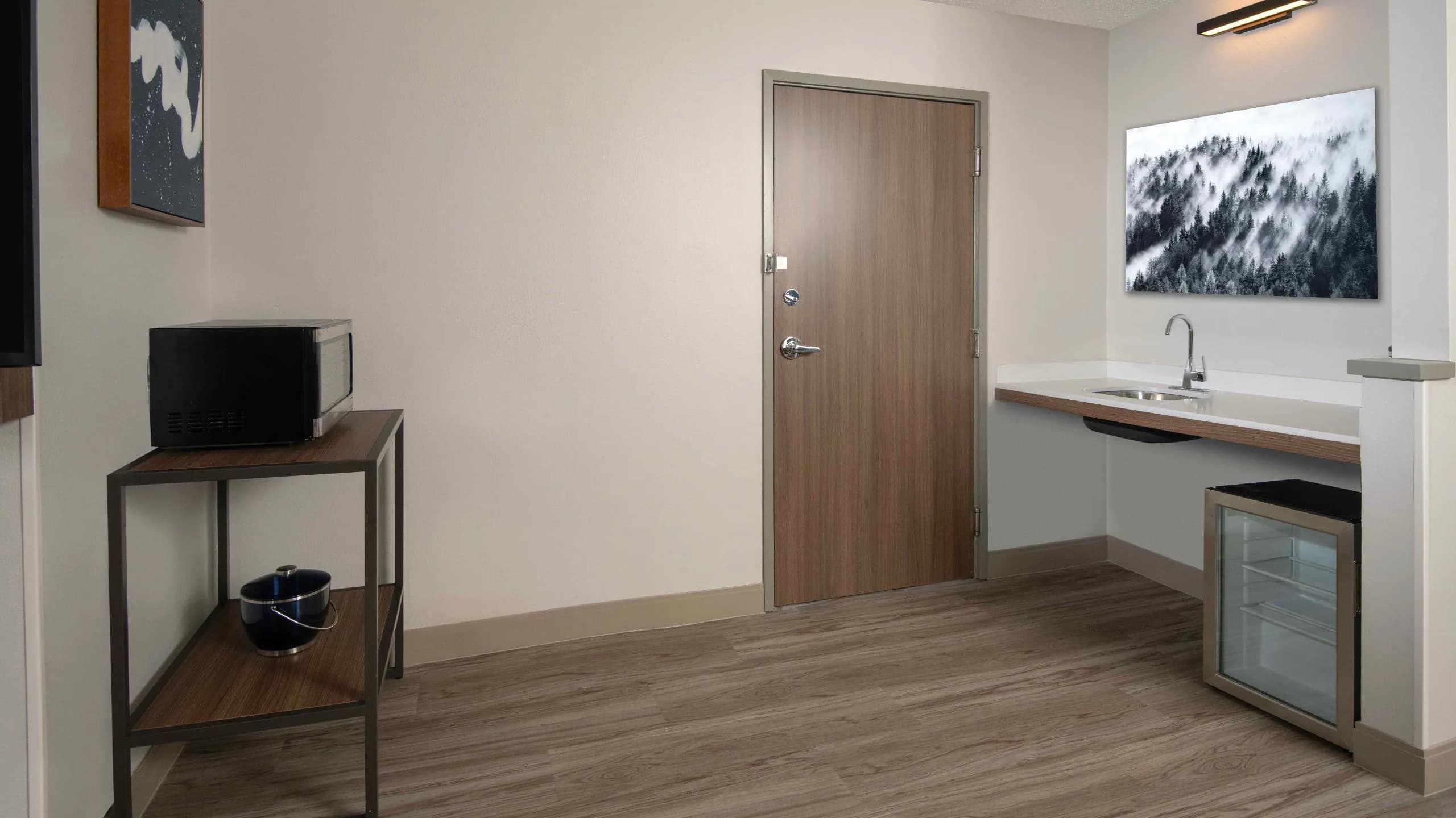 Accessible King Bed/Roll-In Shower (with Sofa Bed) - Image 5