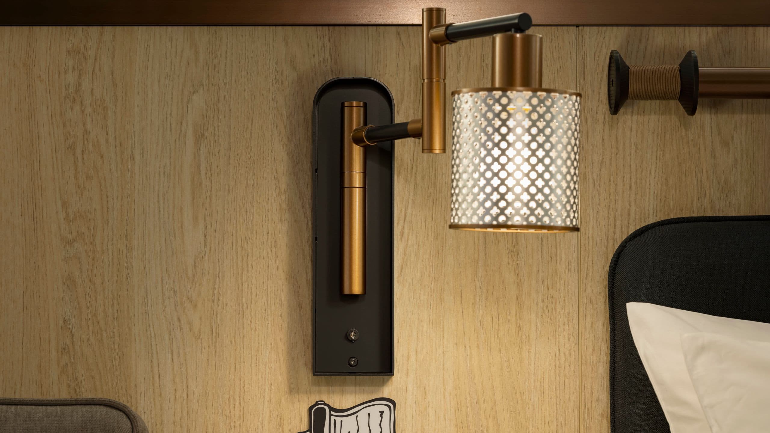 1 Queen Bed - Image 3