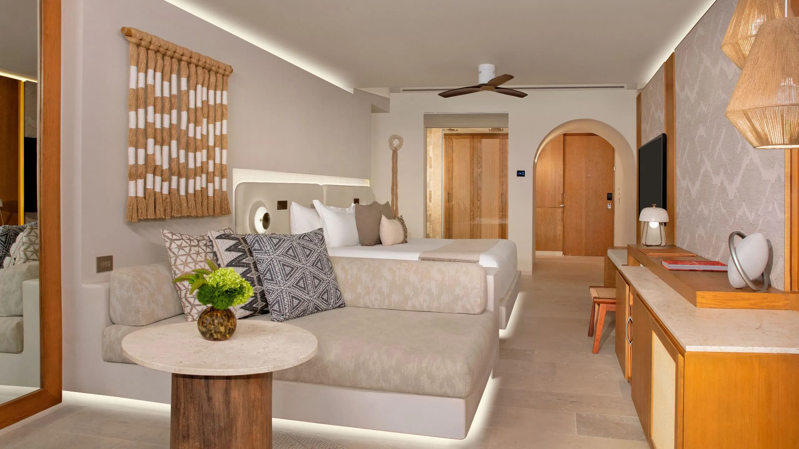 Junior Suite King Partial Ocean View - Image 2