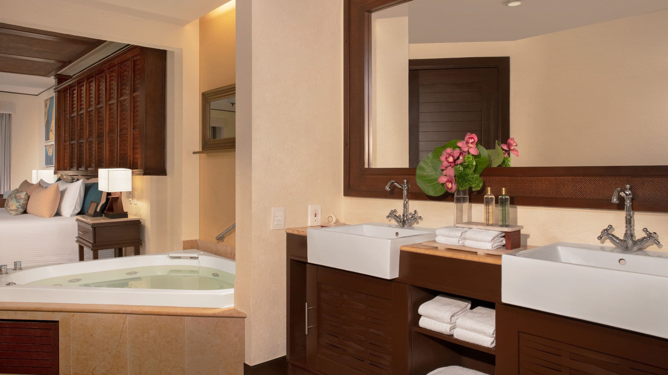 Preferred Club Ocean Front Honeymoon Suite - Image 2