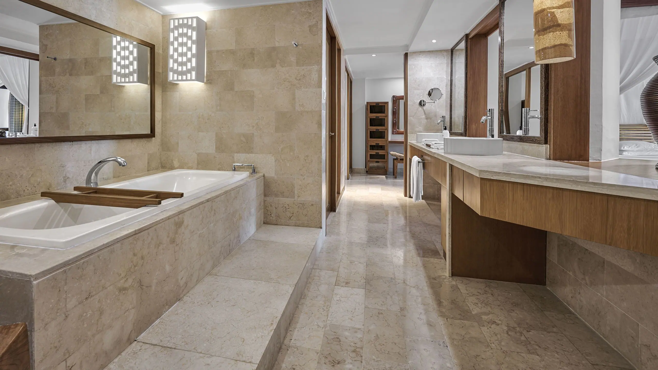 Deluxe Suite, 1 King Bed, Club Access - Image 4