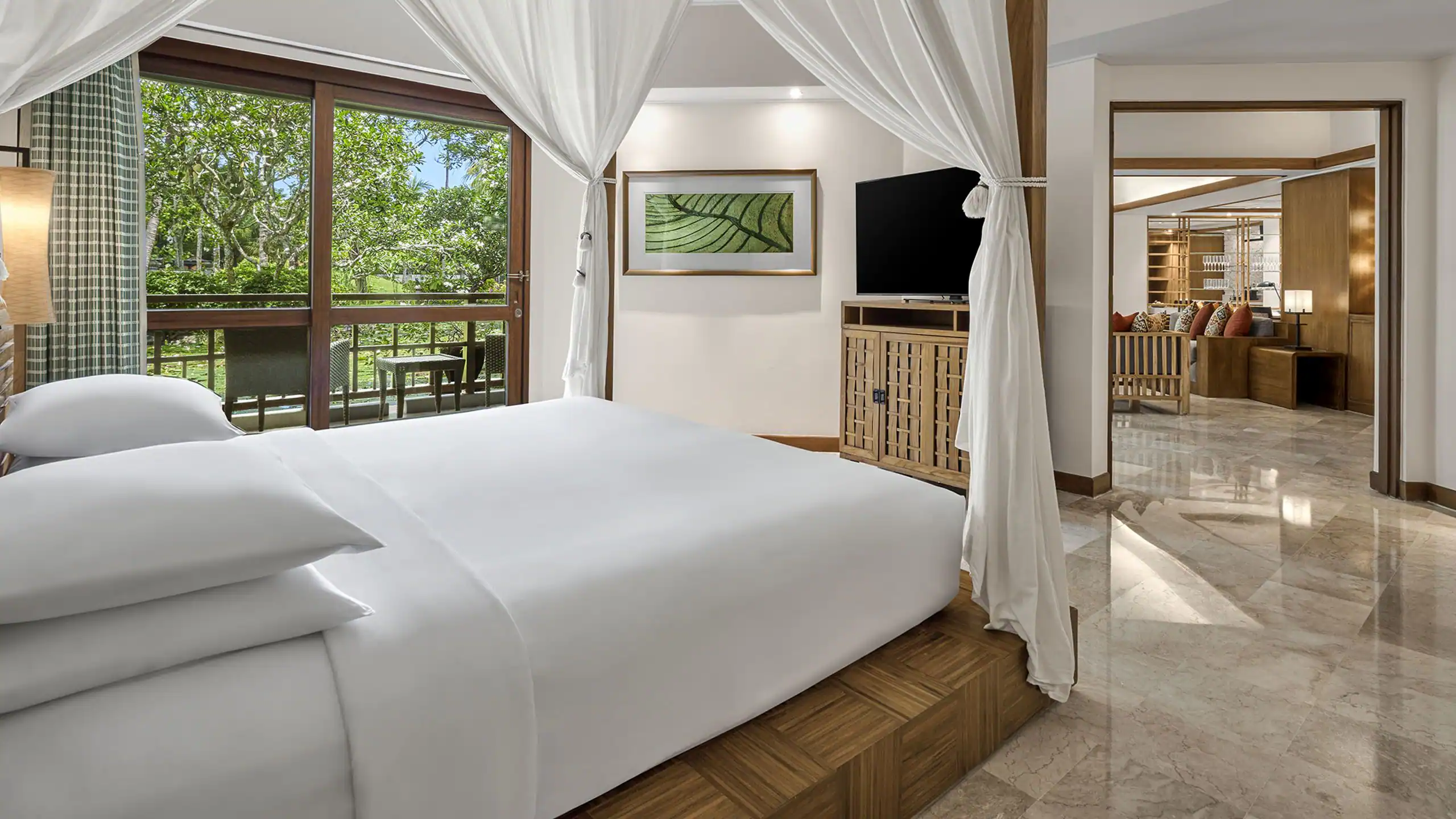 Deluxe Suite, 1 King Bed, Club Access - Image 1