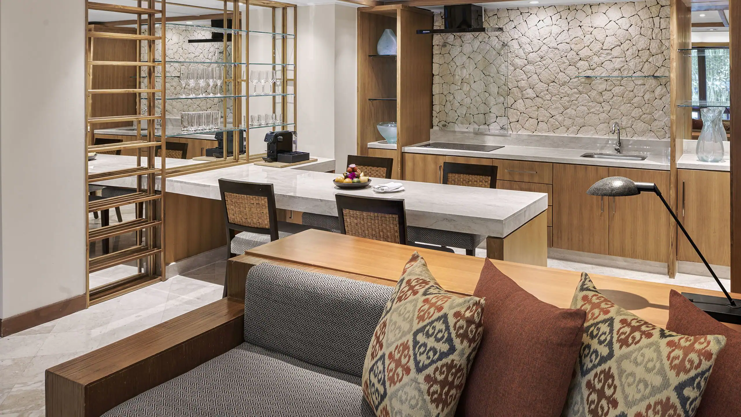 Deluxe Suite, 1 King Bed, Club Access - Image 3