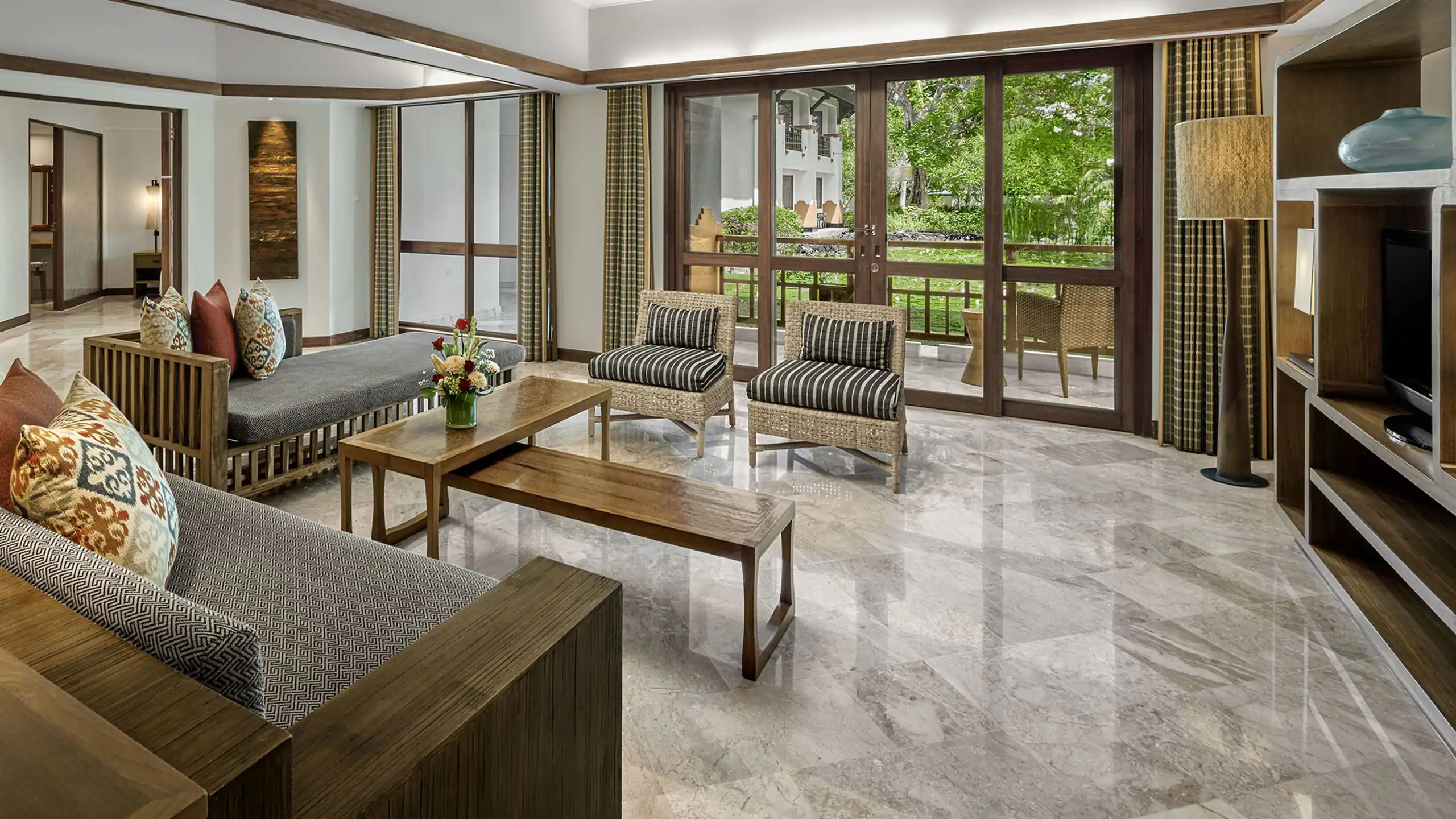 Deluxe Suite, 1 King Bed, Club Access - Image 2
