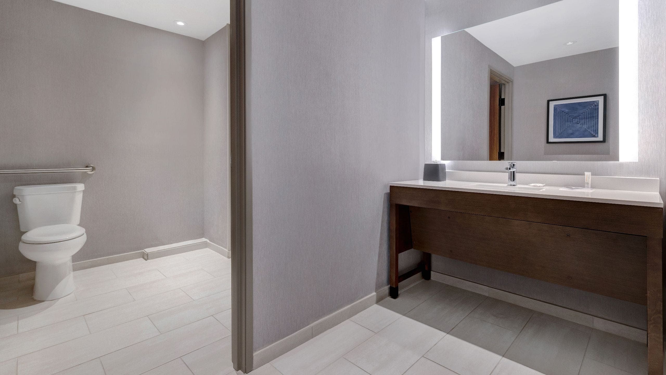 Accessible | King Bed/Tub - Image 3