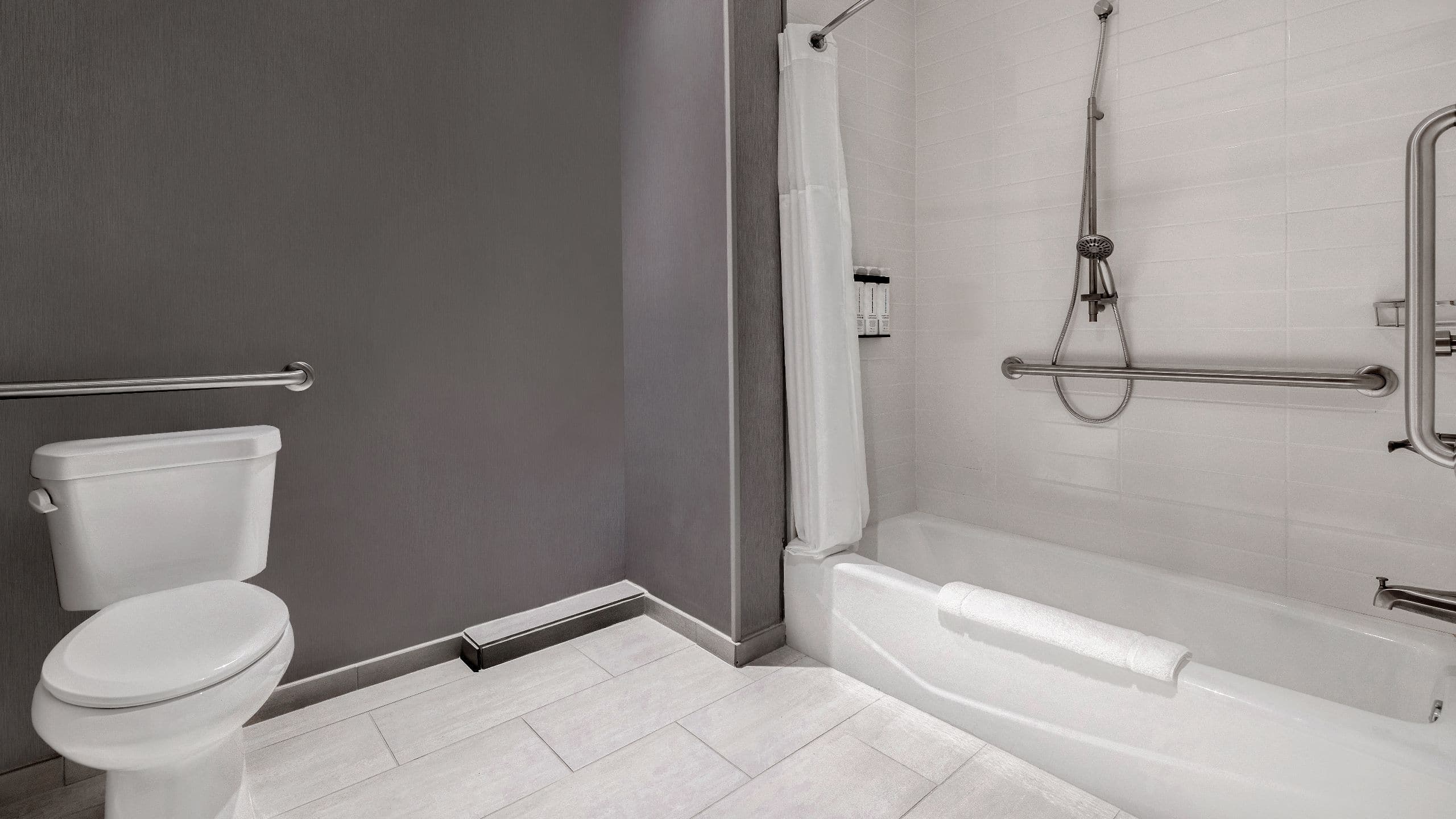 Accessible | King Bed/Tub - Image 2