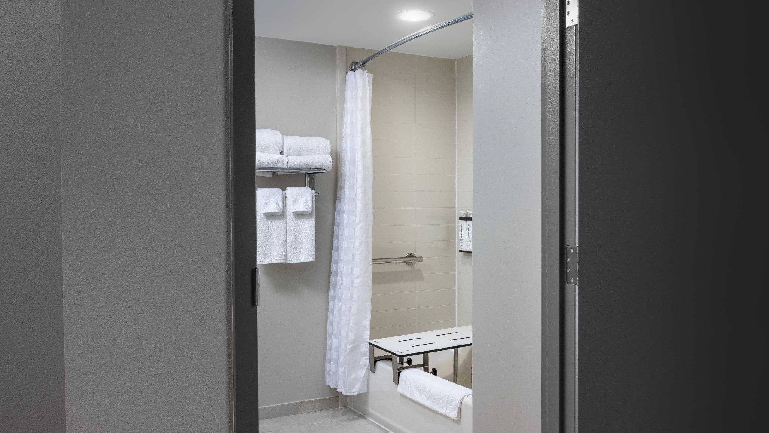 Accessible Two Double Beds/Tub (with sofa bed) - Image 3