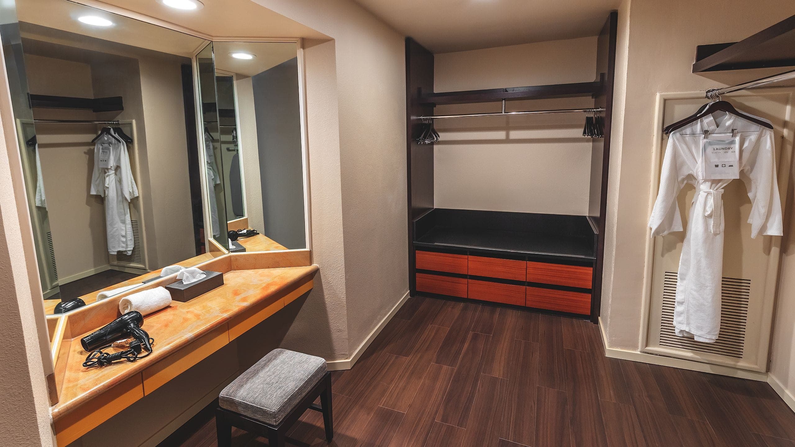 Regency Suite 1 King Bed - Image 3