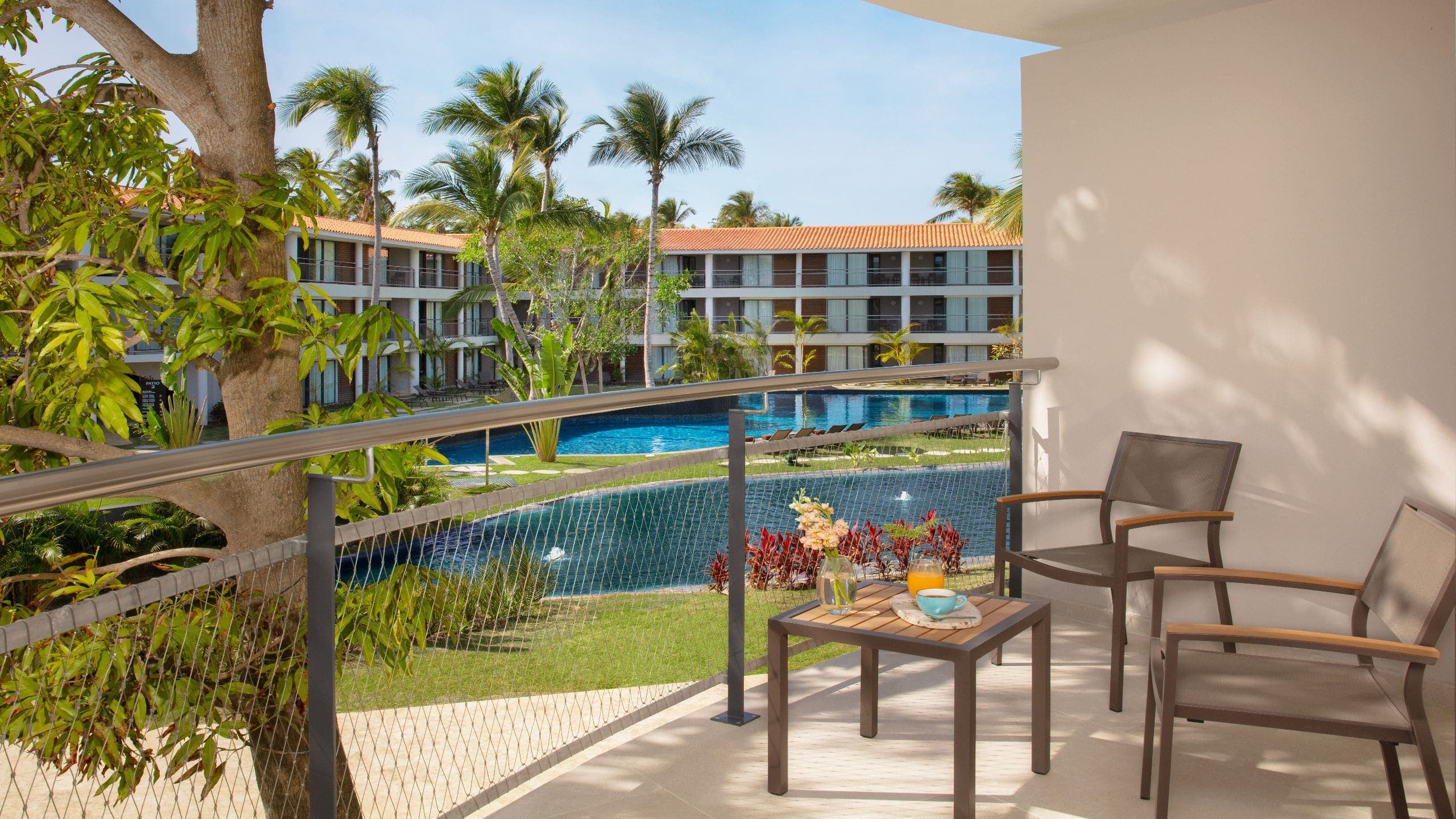 Junior Suite Pool View King - Image 4