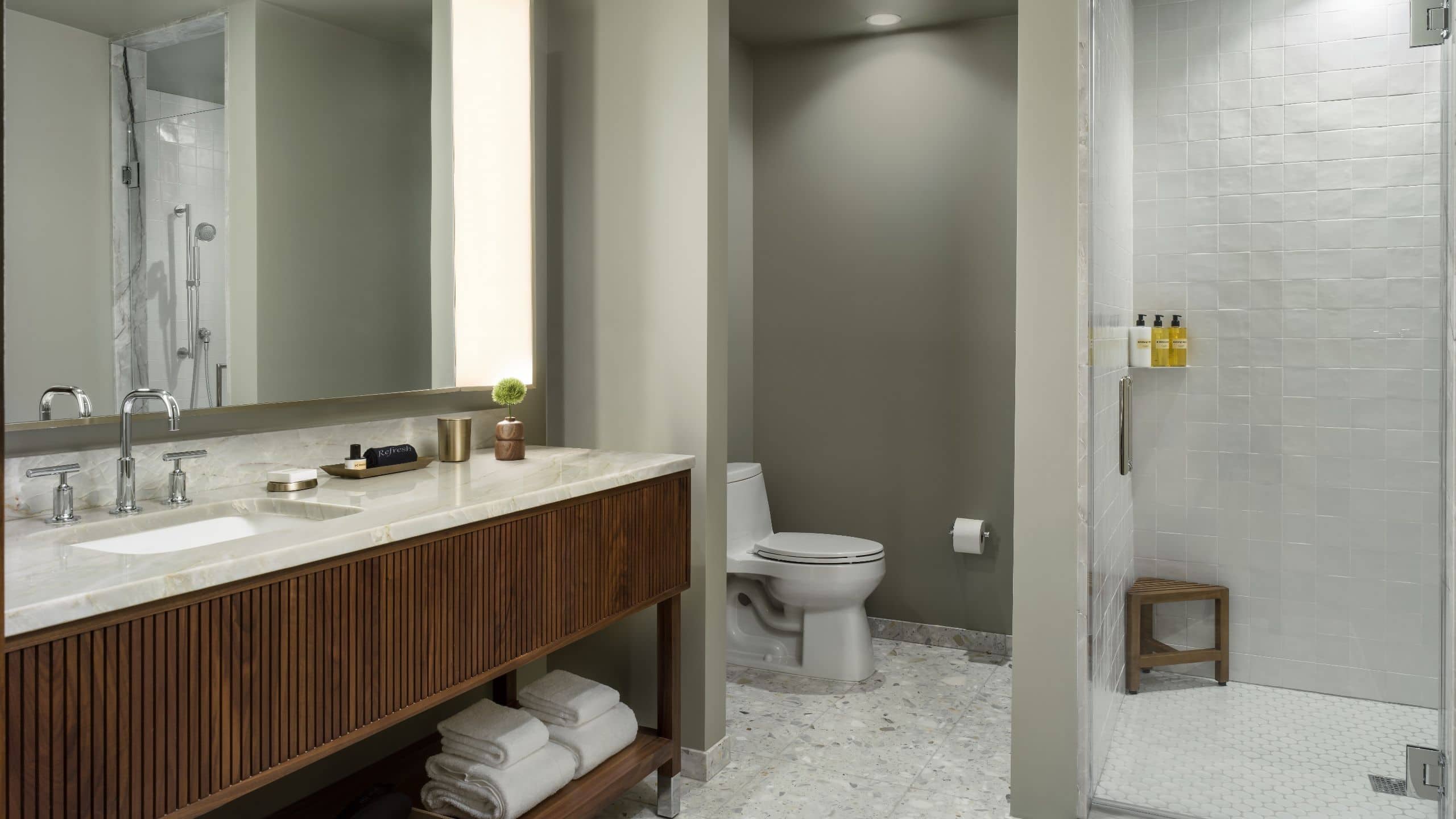 1 King Bed Courtyard - Image 4