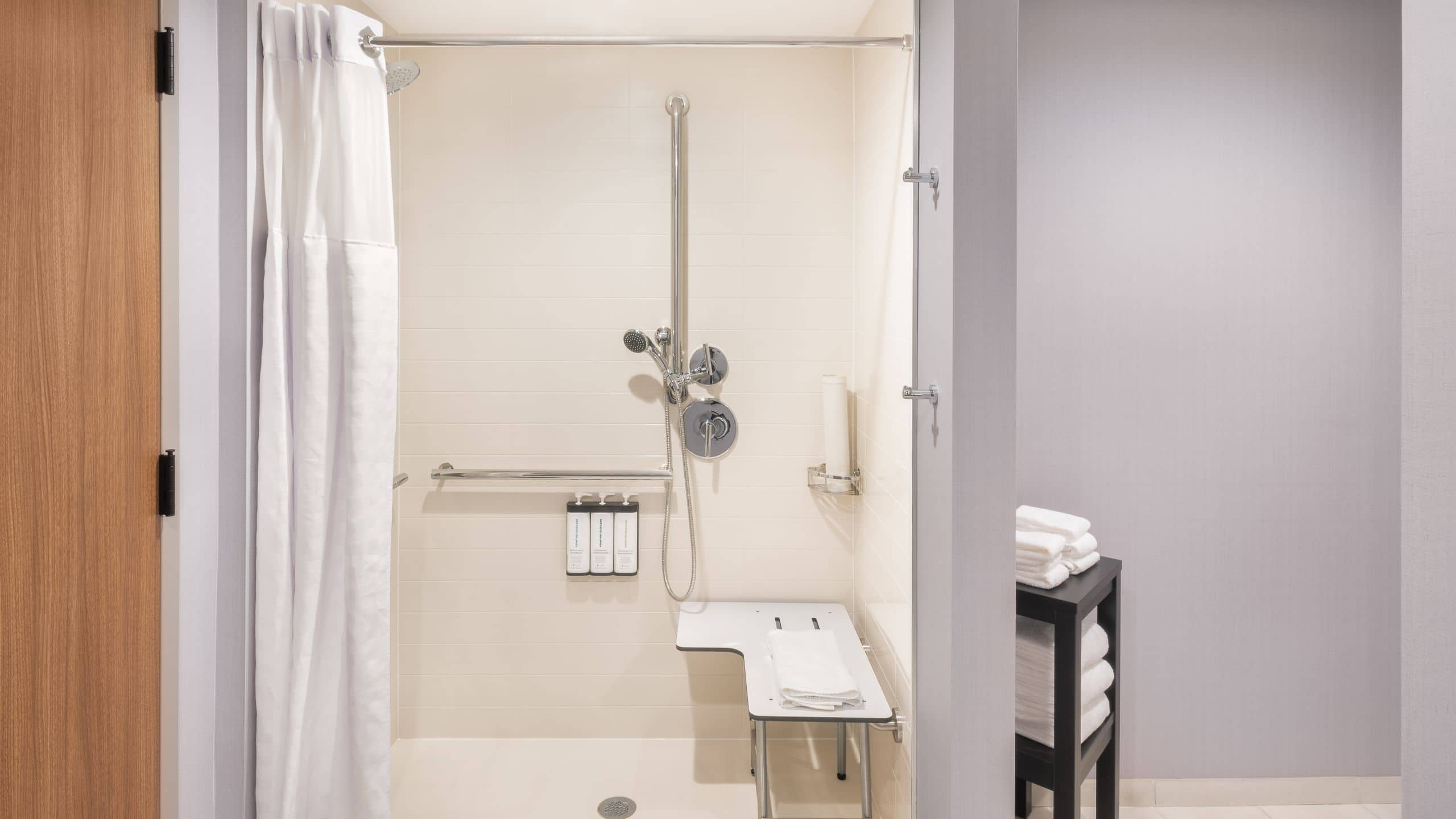 Accessible 2 Queen Beds Roll-In Shower (Plus Sofa Bed) - Image 4