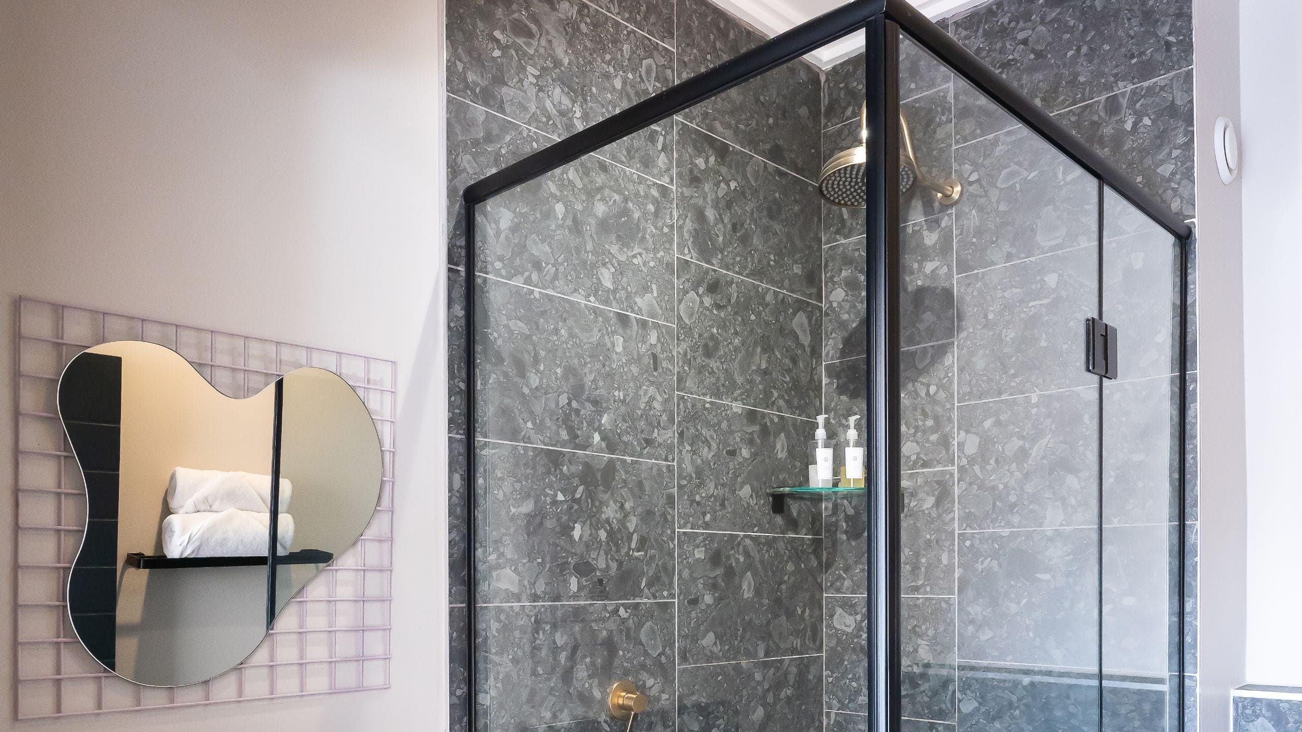 Studio Room 1 Queen Bed - Image 2