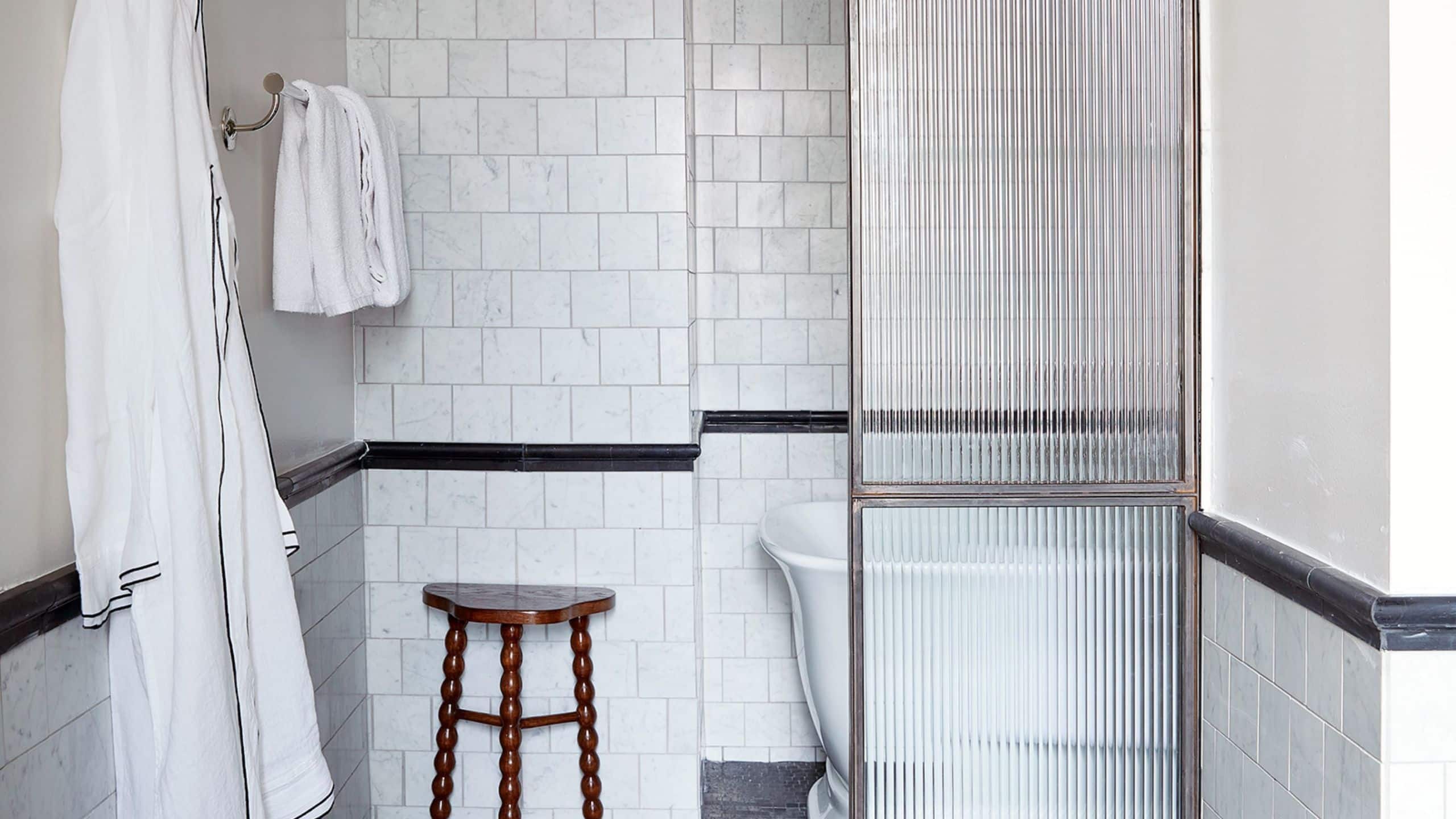 One Bedroom Corner Suite With Accessible Tub - Image 7