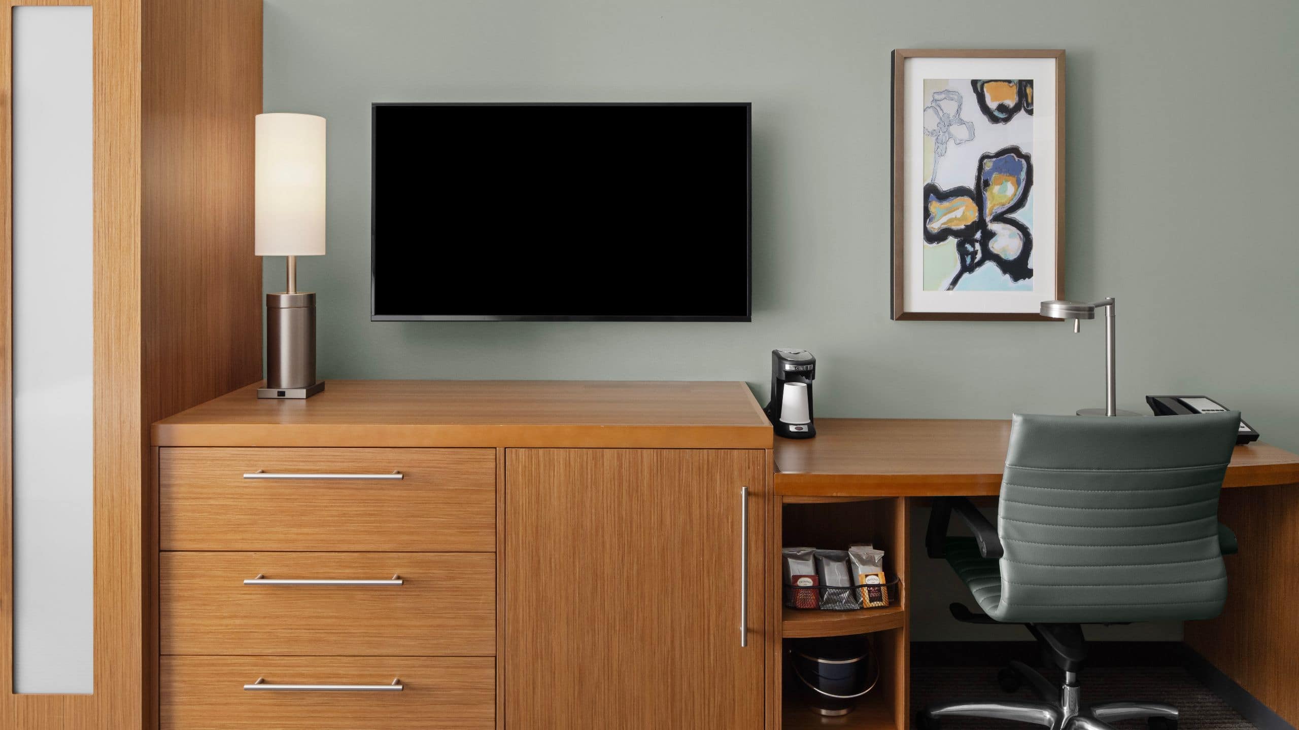 Two Queen Beds (with Sofa Bed) - Image 3