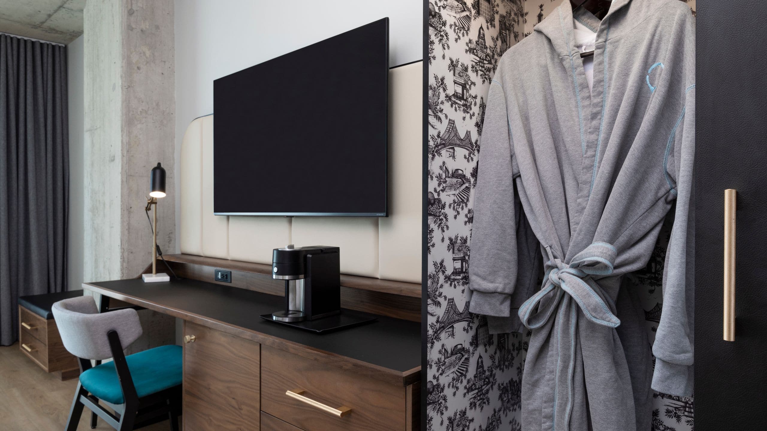 1 King Bed Accessible Shower - Image 3