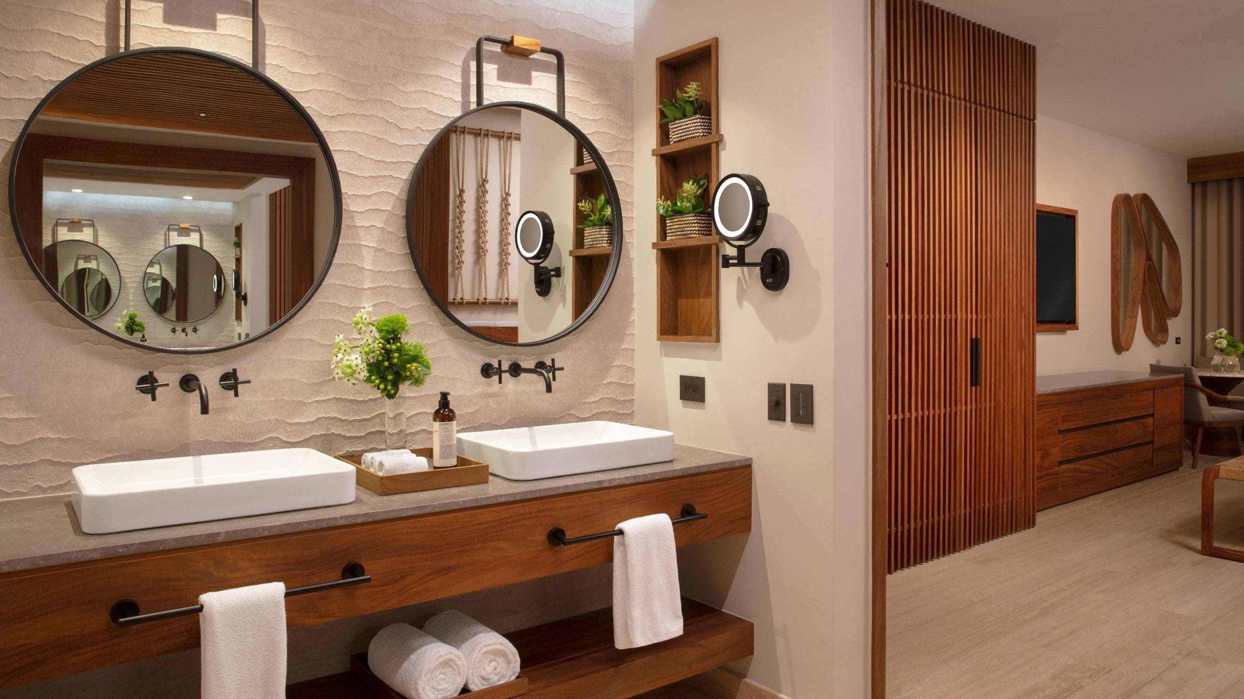 Preferred Club Junior Suite Ocean Front King - Image 2