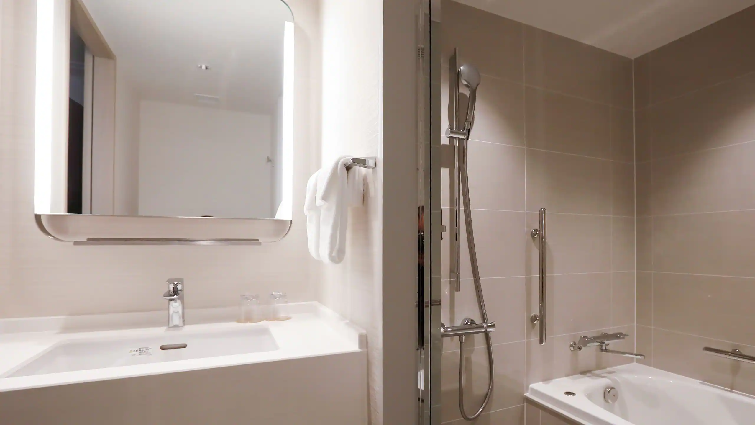 2 Twin Beds, Bathtub - Image 3