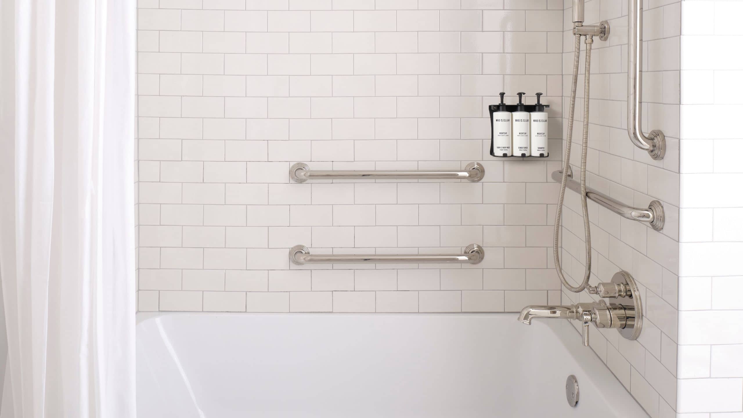 Two Queen Beds Deluxe With Accessible Tub - Image 3