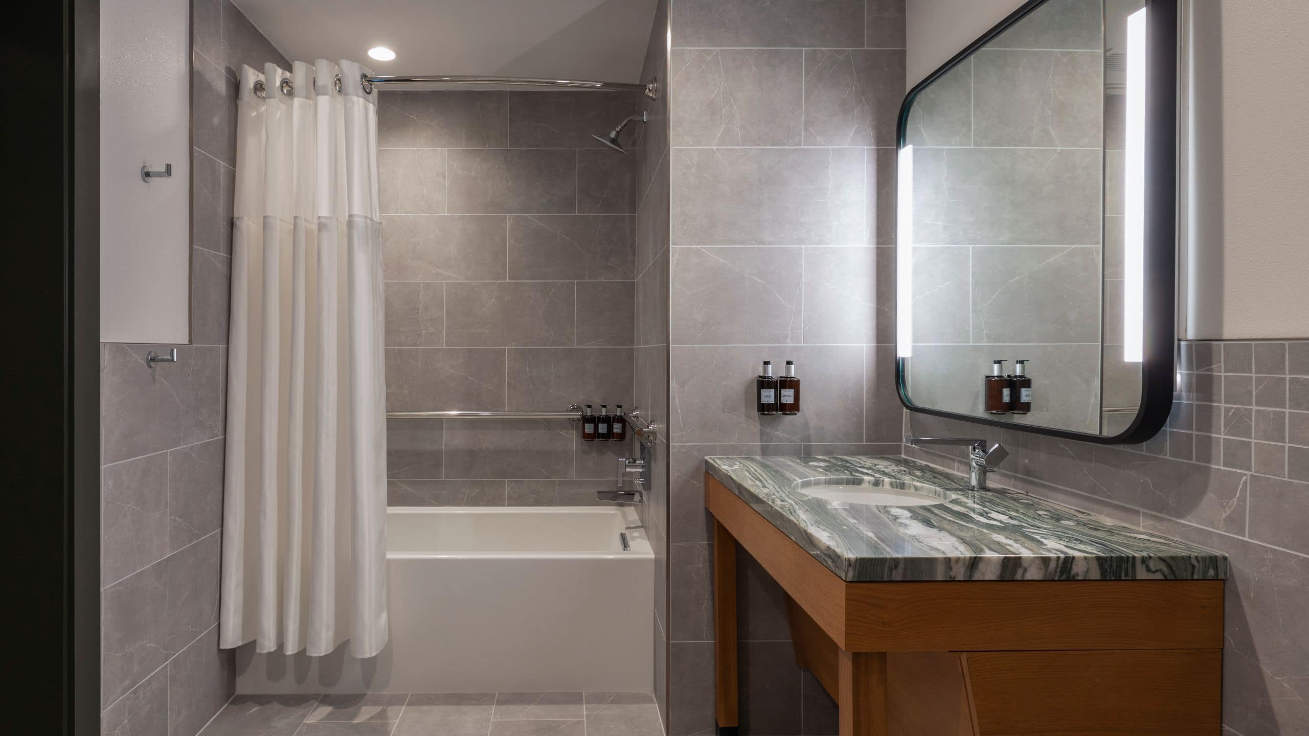 Uptown Queen/Queen Accessible Tub - Image 3