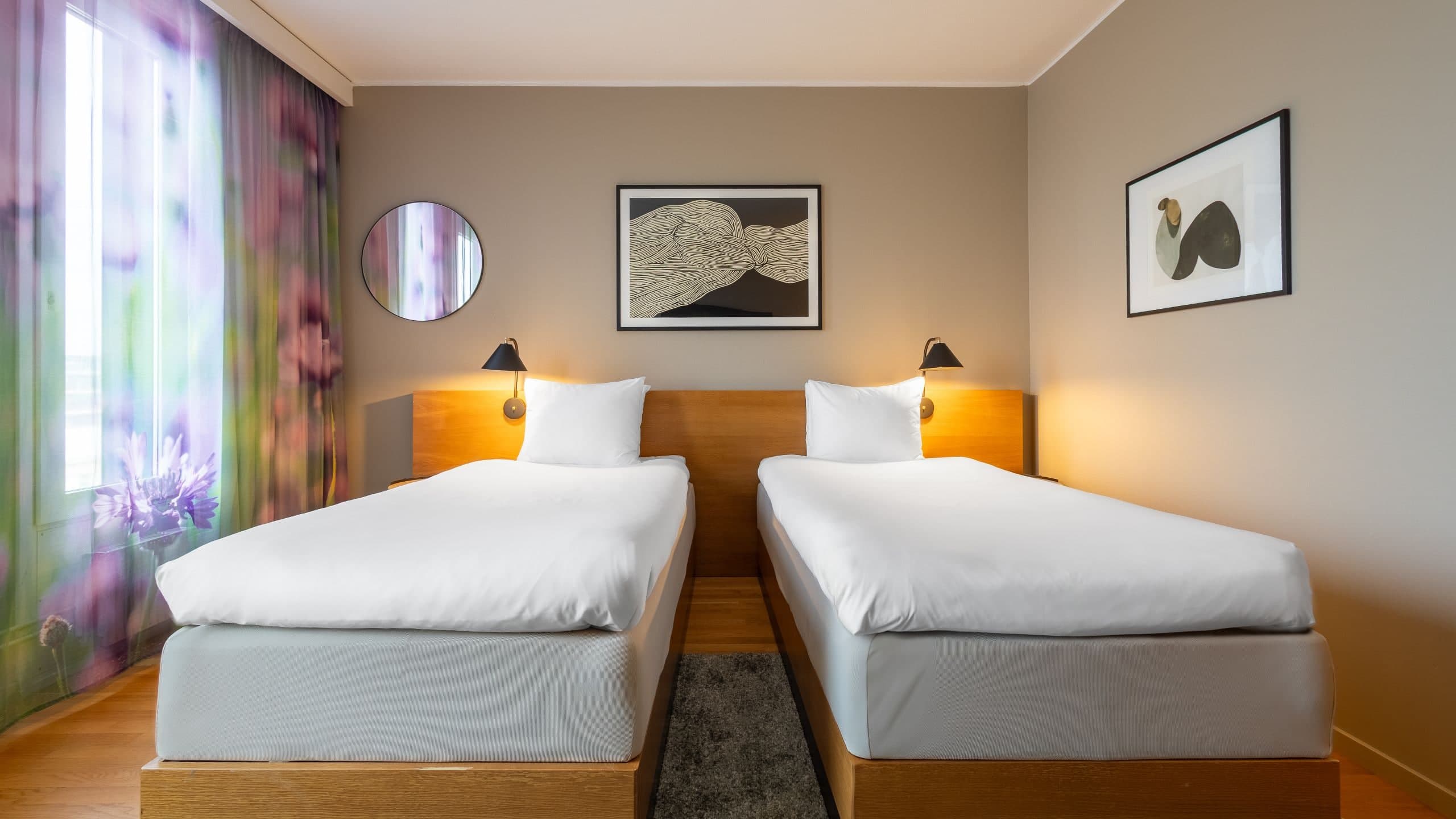 2 Twin Beds - Image 1