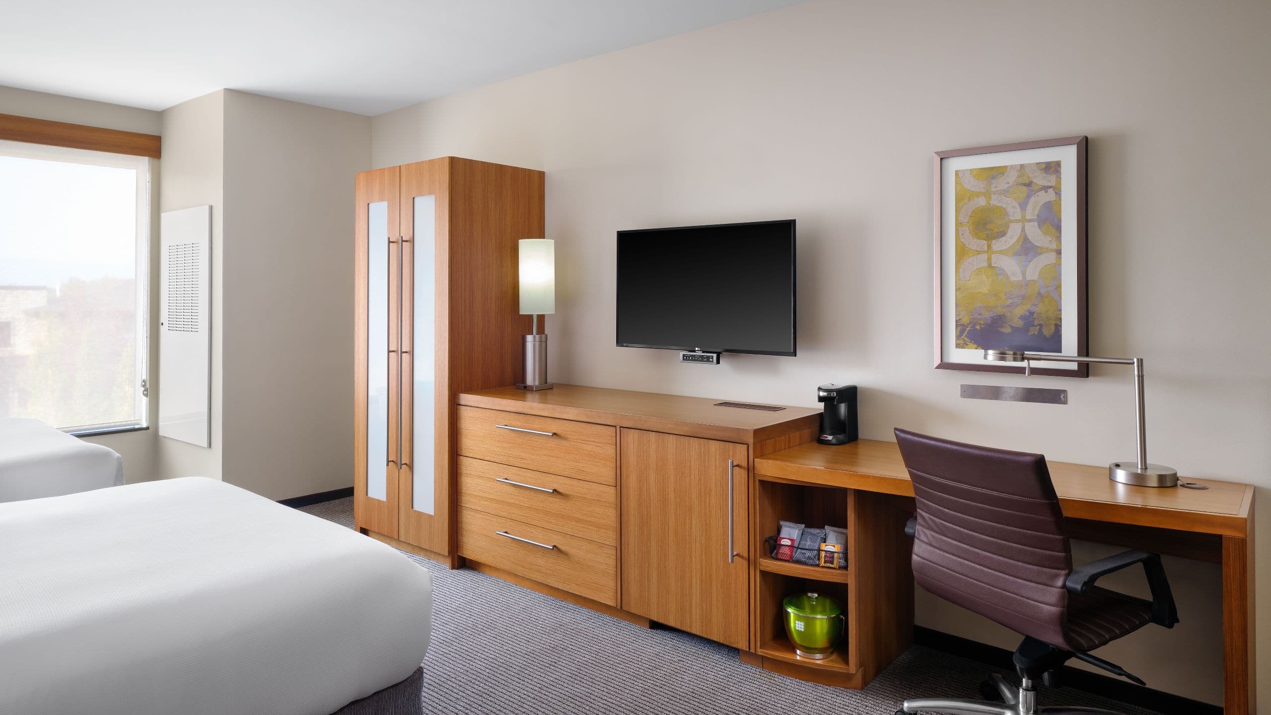 Accessible 2 Queen Beds / Tub (With Sofa Bed) - Image 2