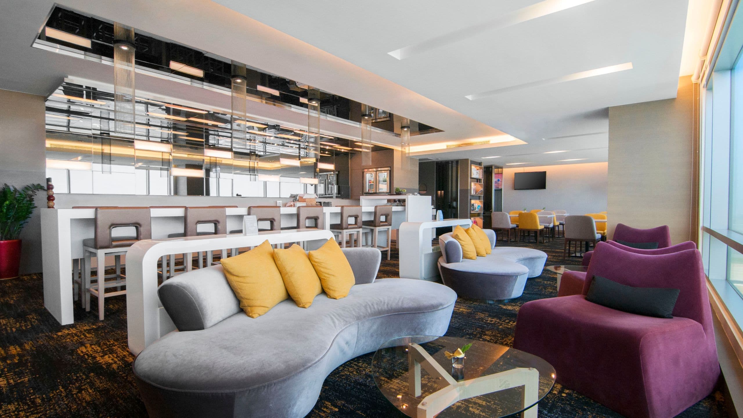 Regency Suite King, Airport View - Image 3