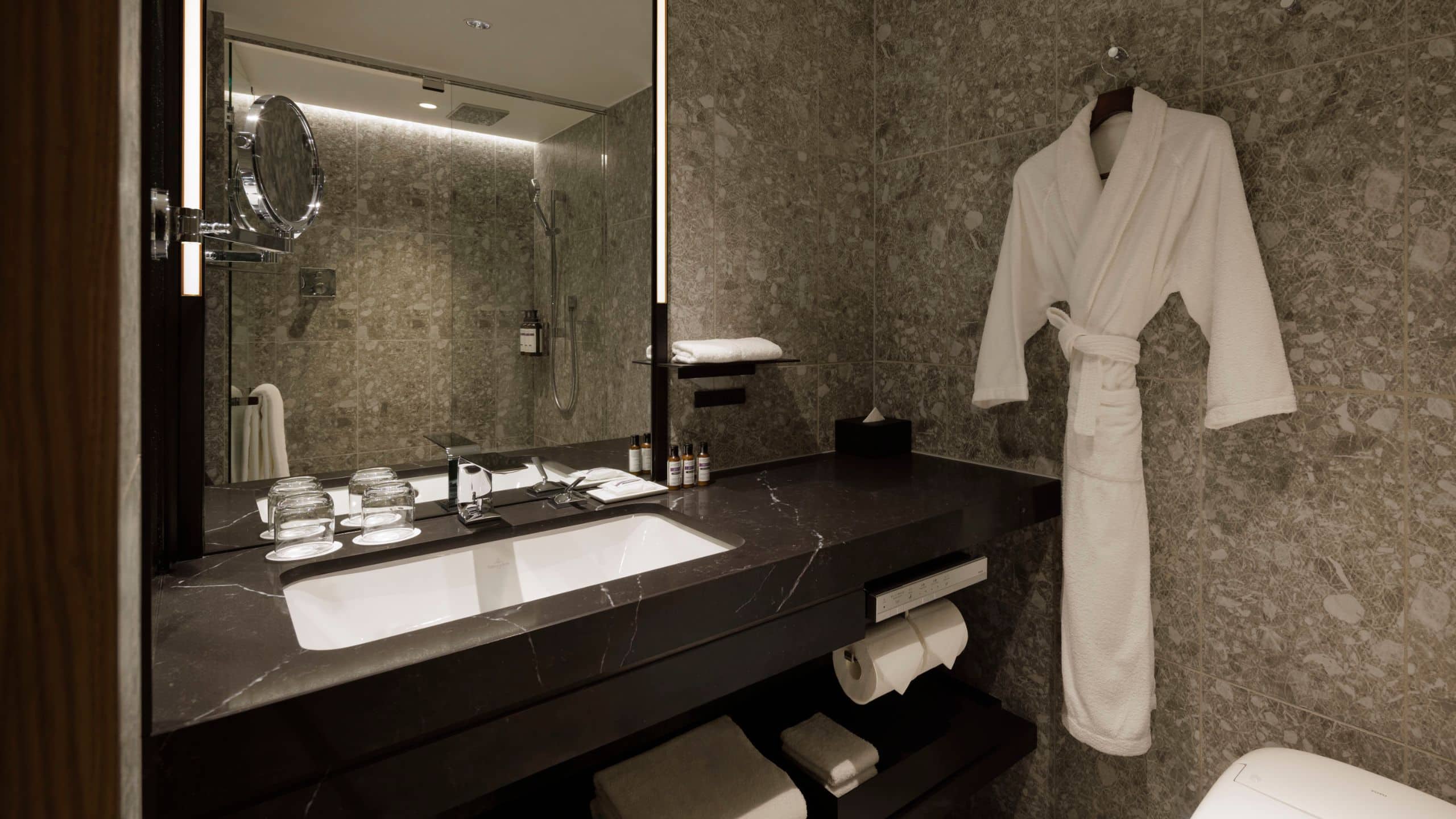 1 King Bed - Image 3