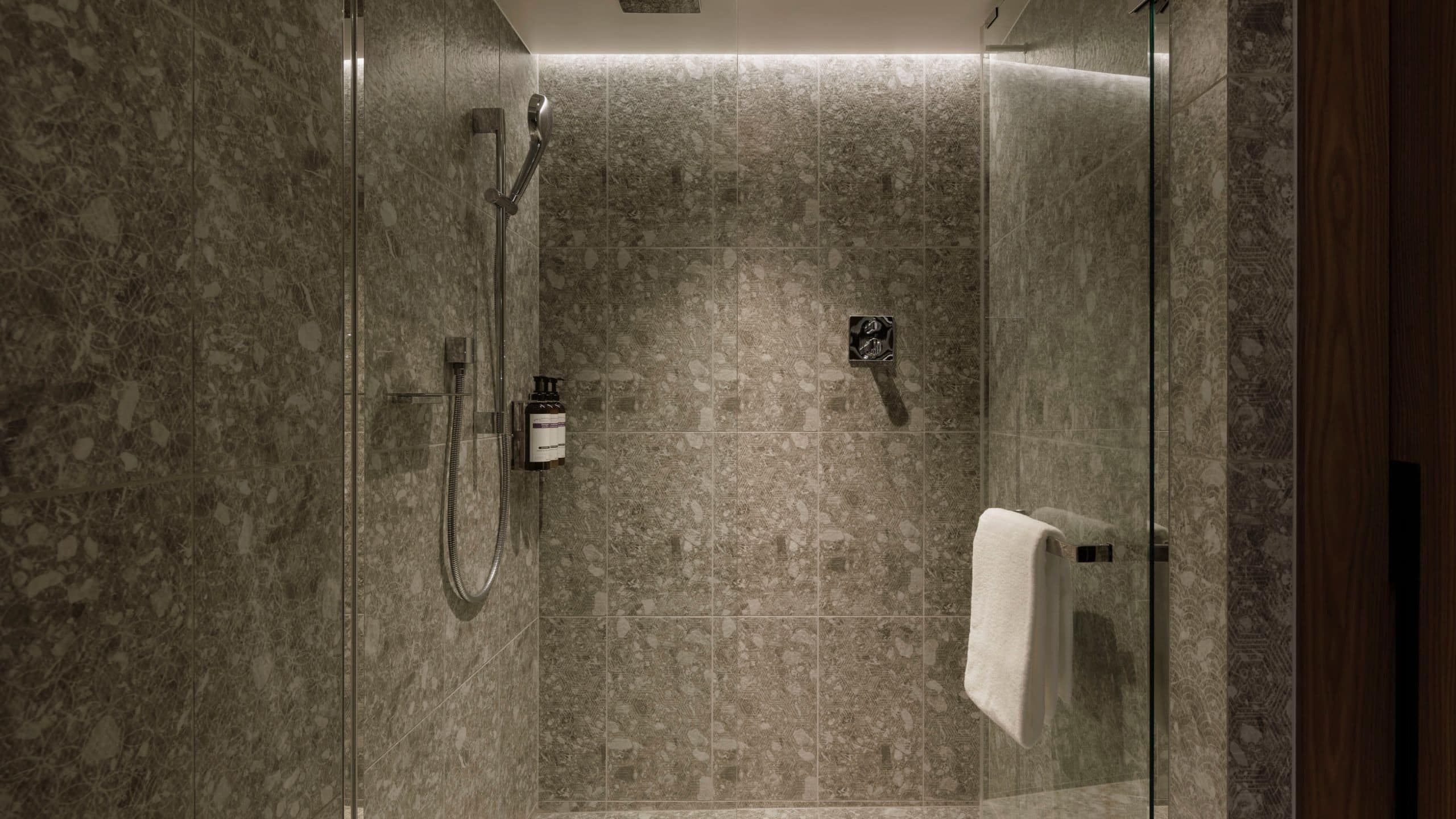 1 King Bed - Image 4