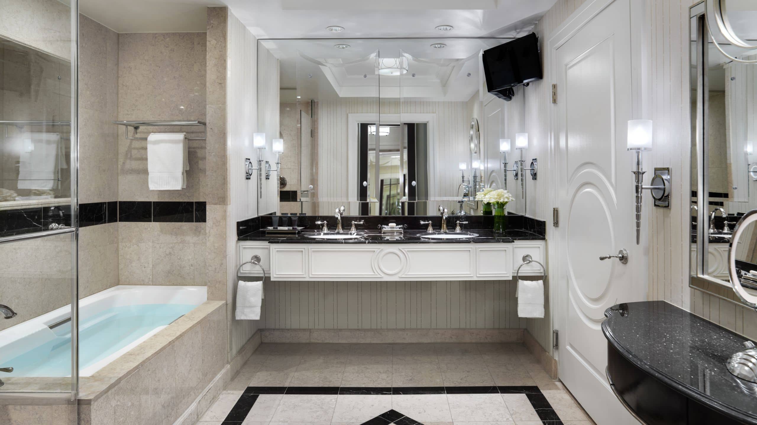 Luxury Two Queen Suite City View - Image 3