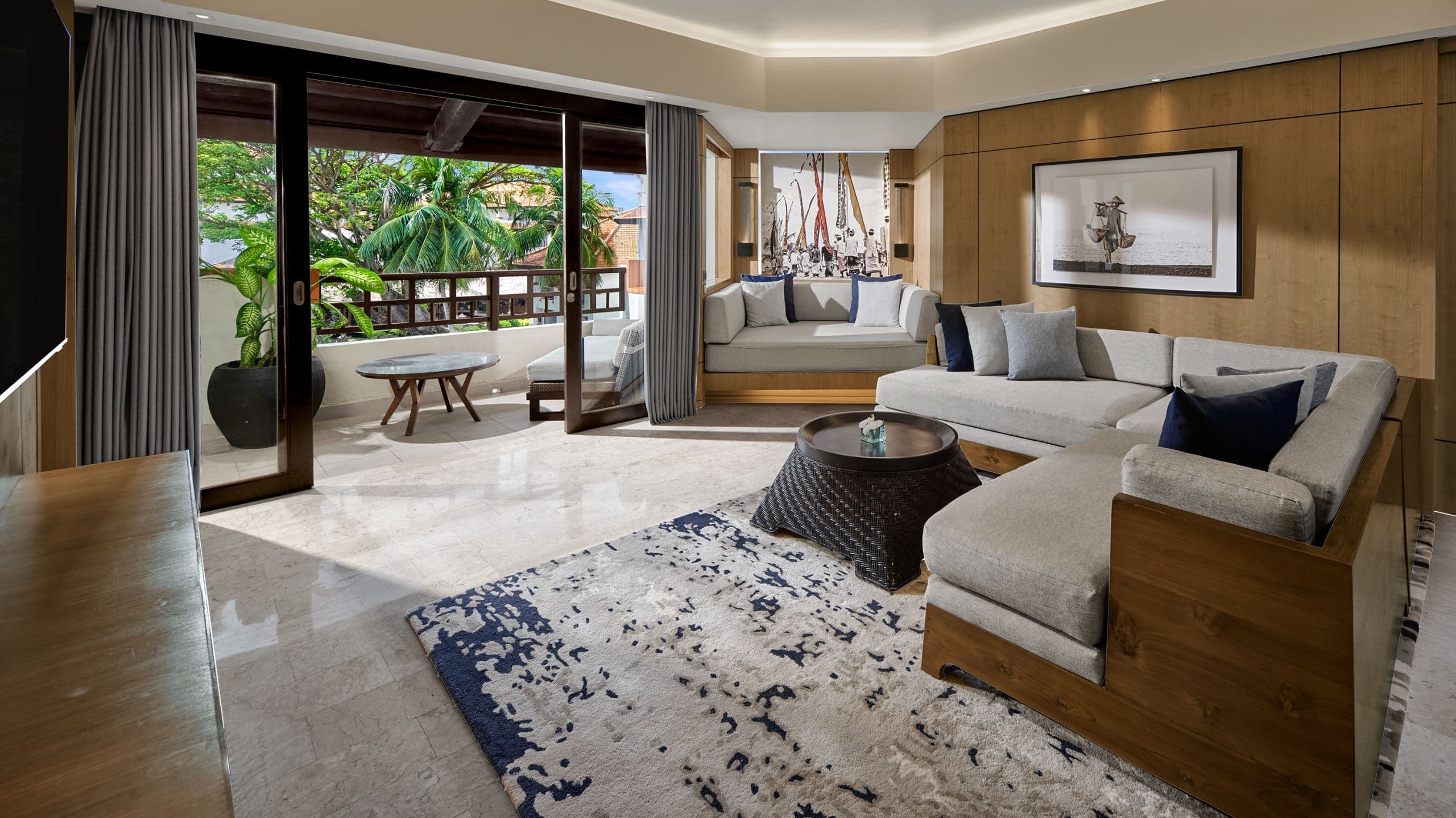 Grand Suite, 1 King Bed, Club Access - Image 2