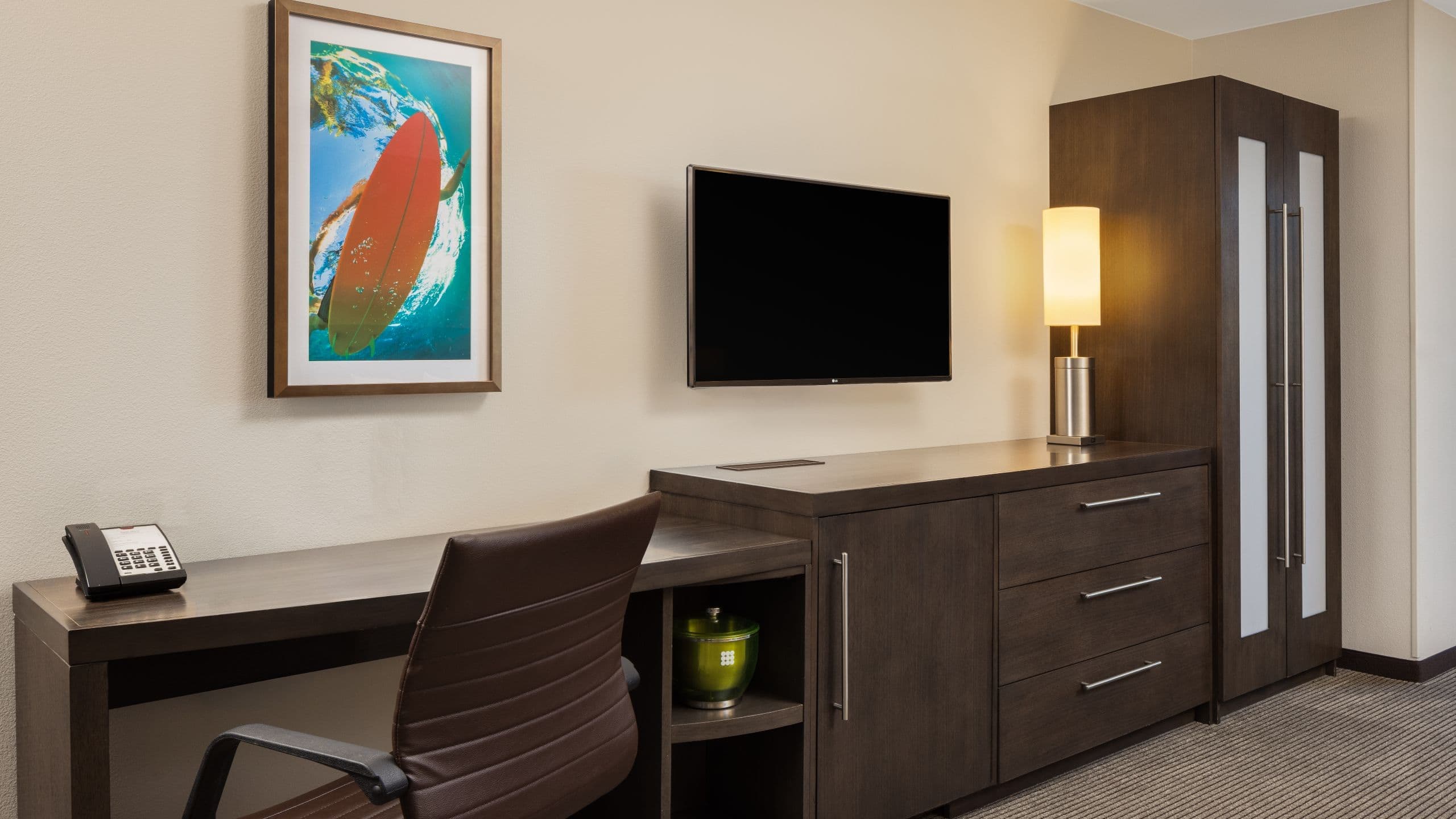 Accessible Two Queen Beds/Tub (Plus Sofa Bed) - Image 4