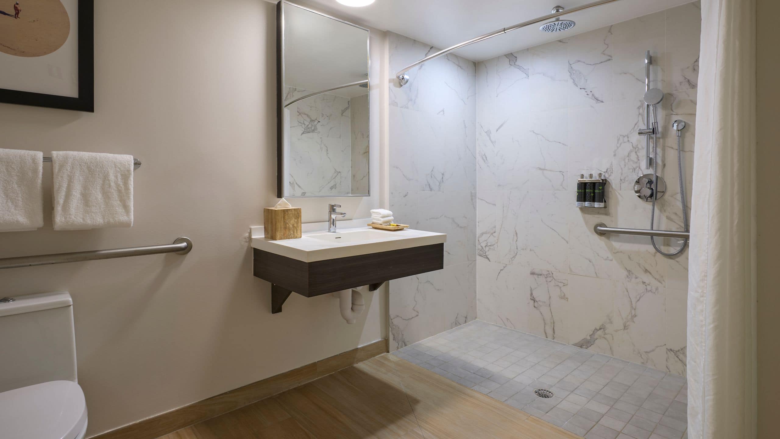 2 Queen Beds with ADA Shower - Image 3