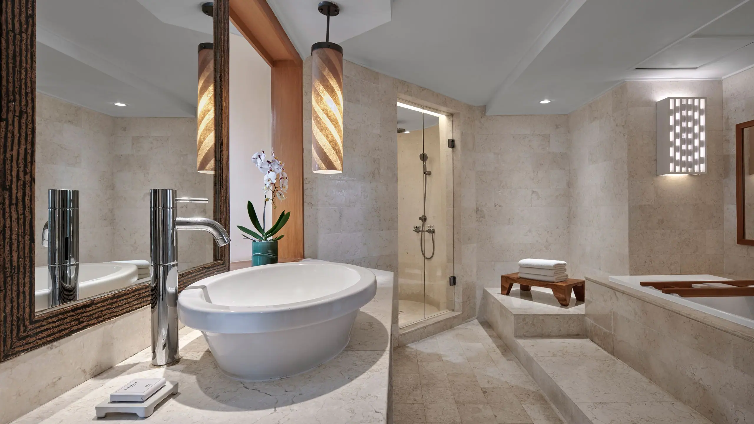 Grand Executive Suite, 1 King Bed, Club Access - Image 4