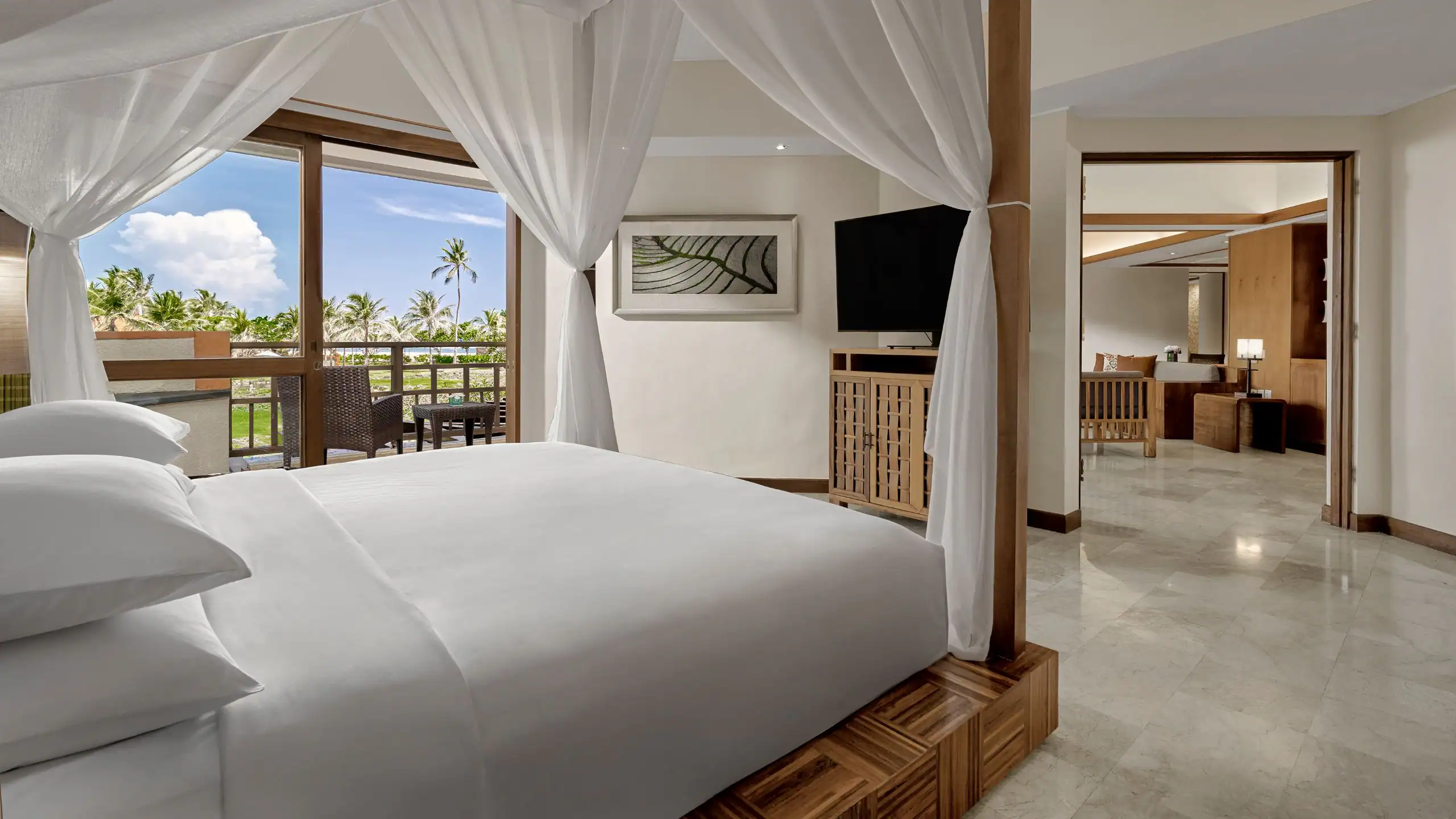 Grand Executive Suite, 1 King Bed, Club Access - Image 1