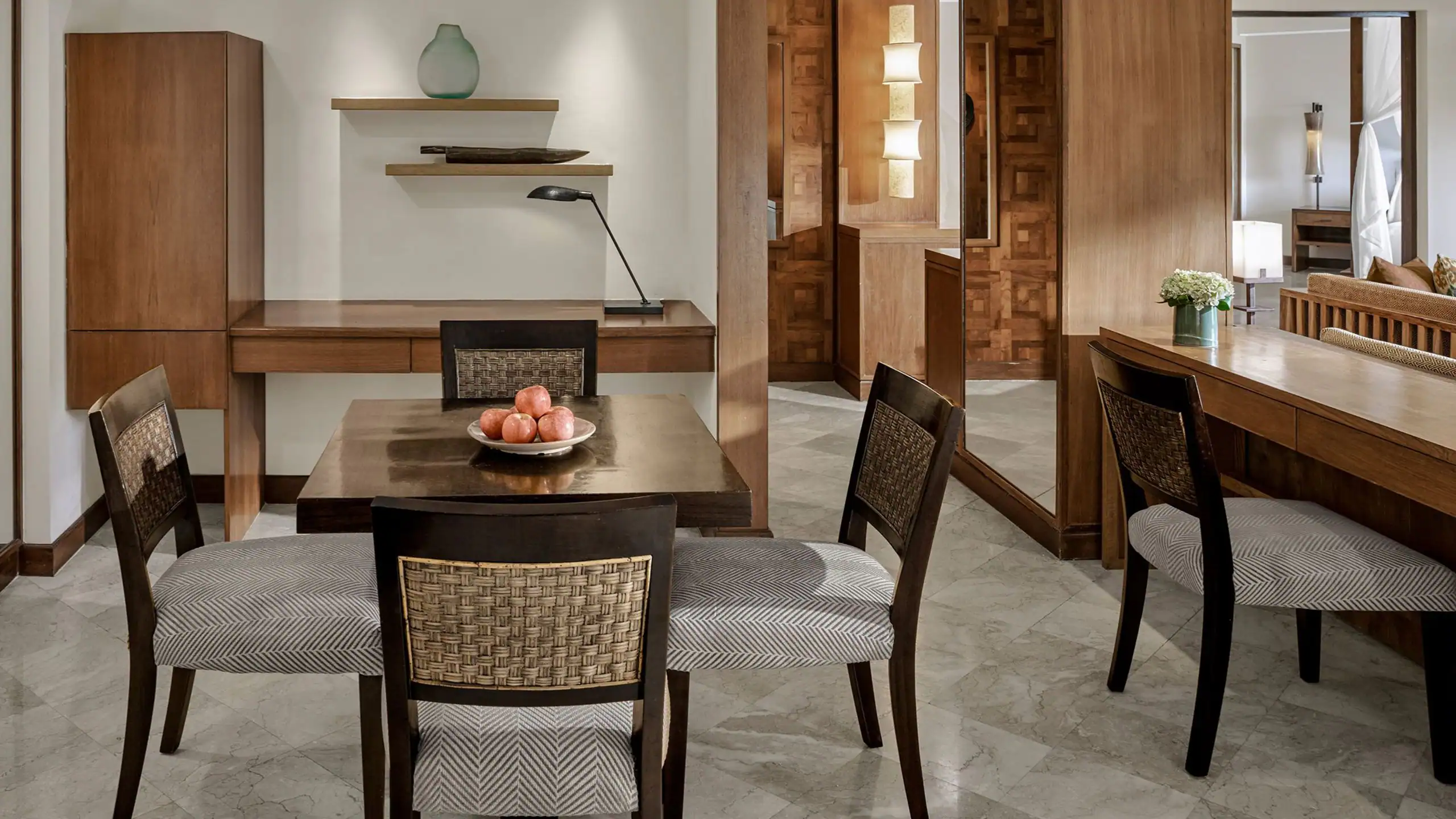 Grand Executive Suite, 1 King Bed, Club Access - Image 3