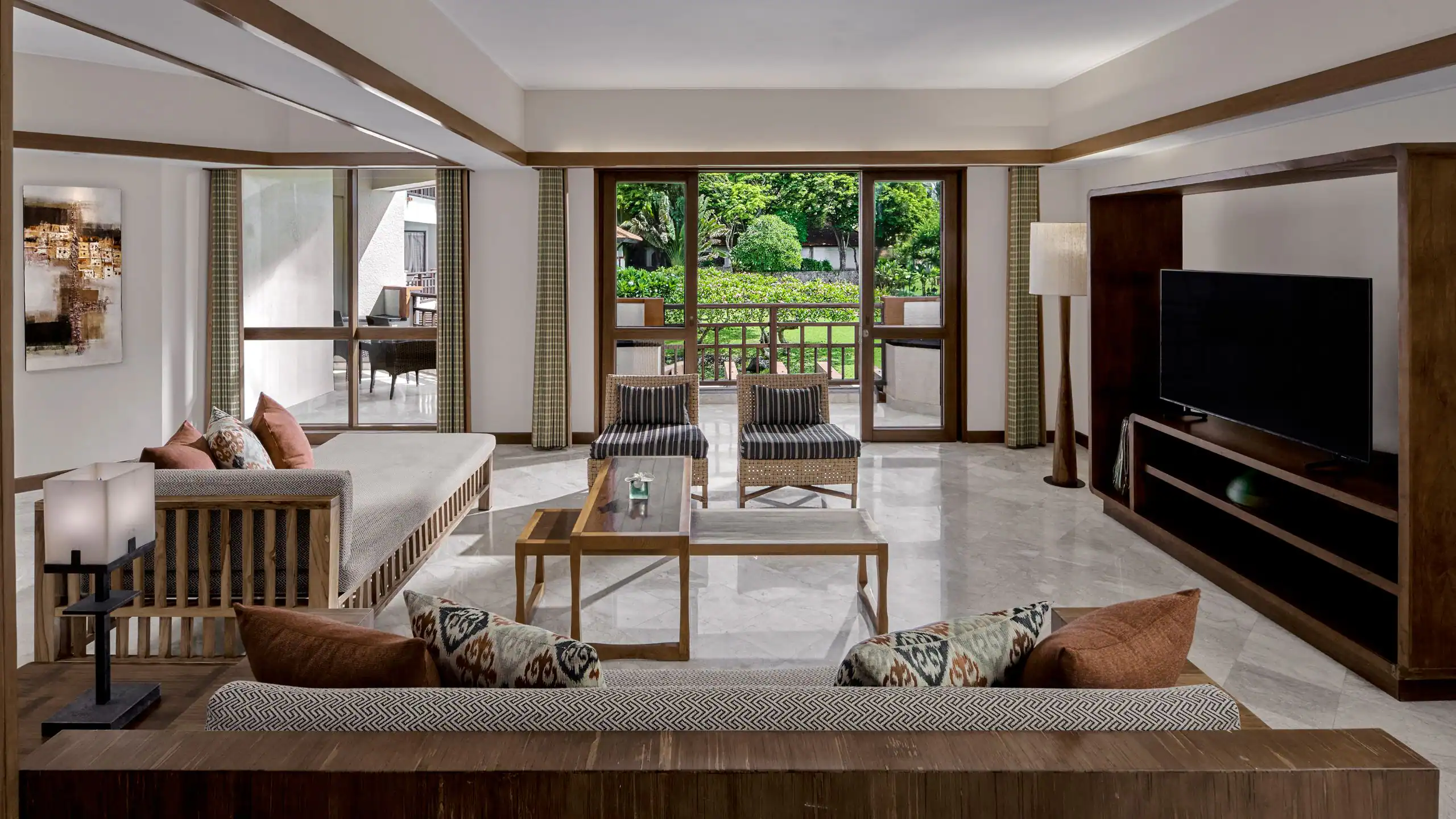 Grand Executive Suite, 1 King Bed, Club Access - Image 2