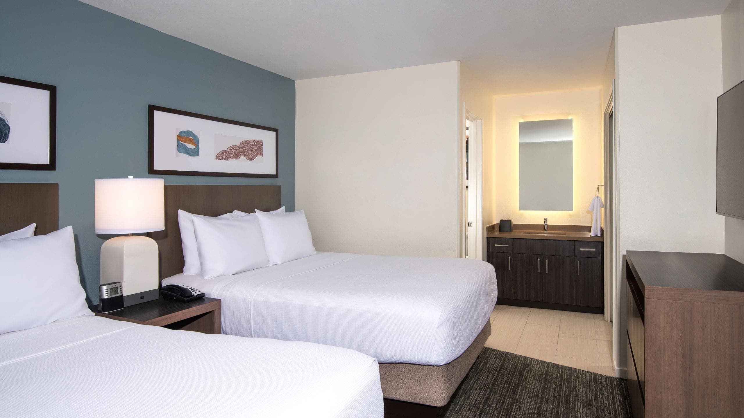 One Bedroom Two Doubles Suite - Image 1