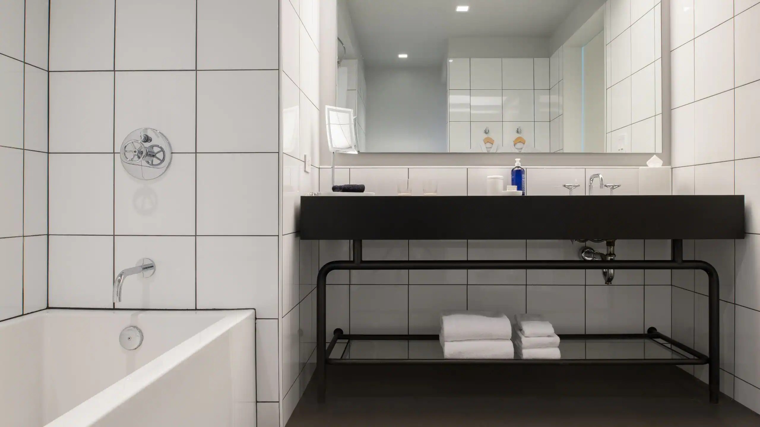 2 Queen Beds Accessible Tub - Image 5