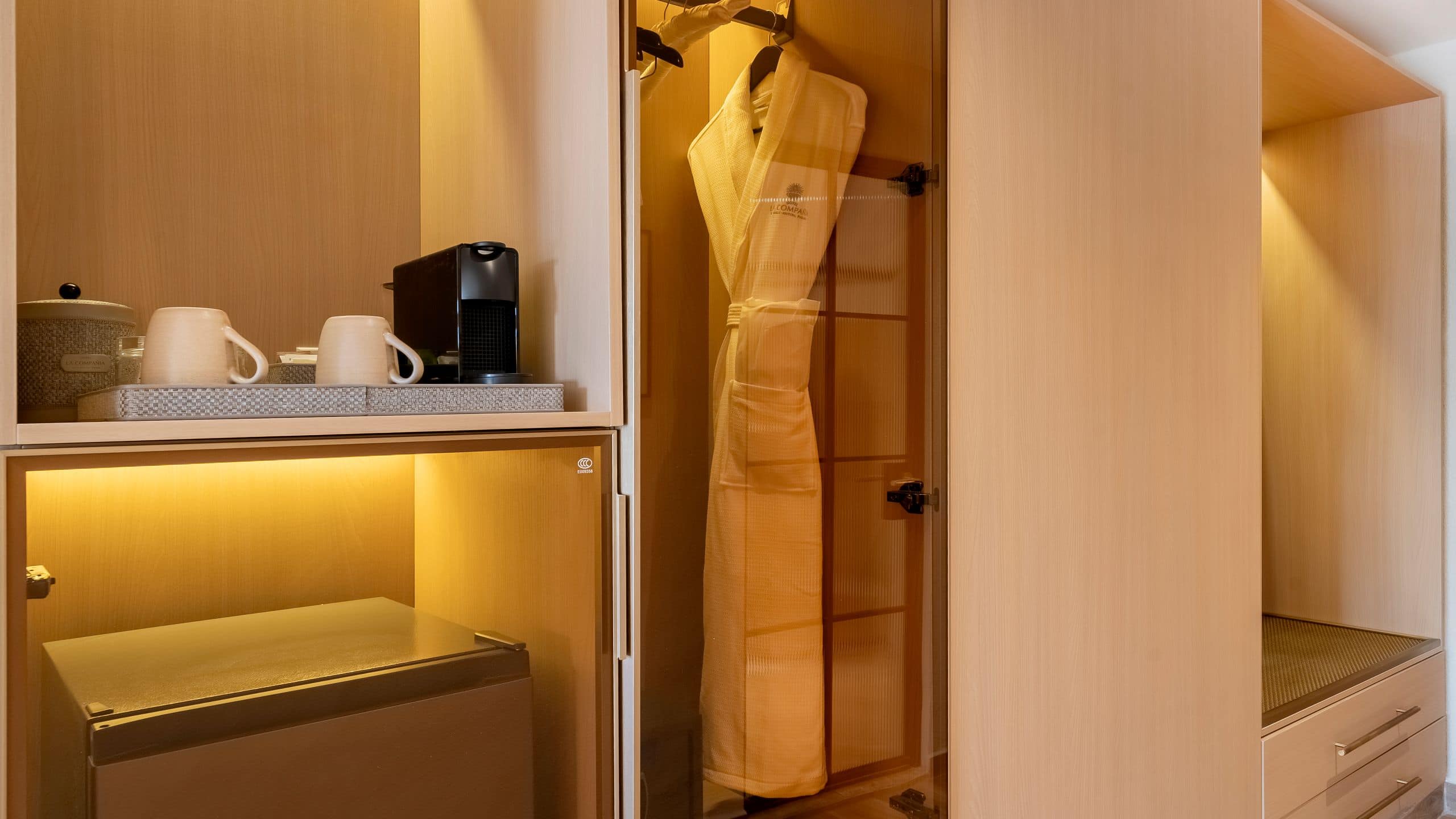 2 Queen Beds Accessible Roll-In Shower - Image 6