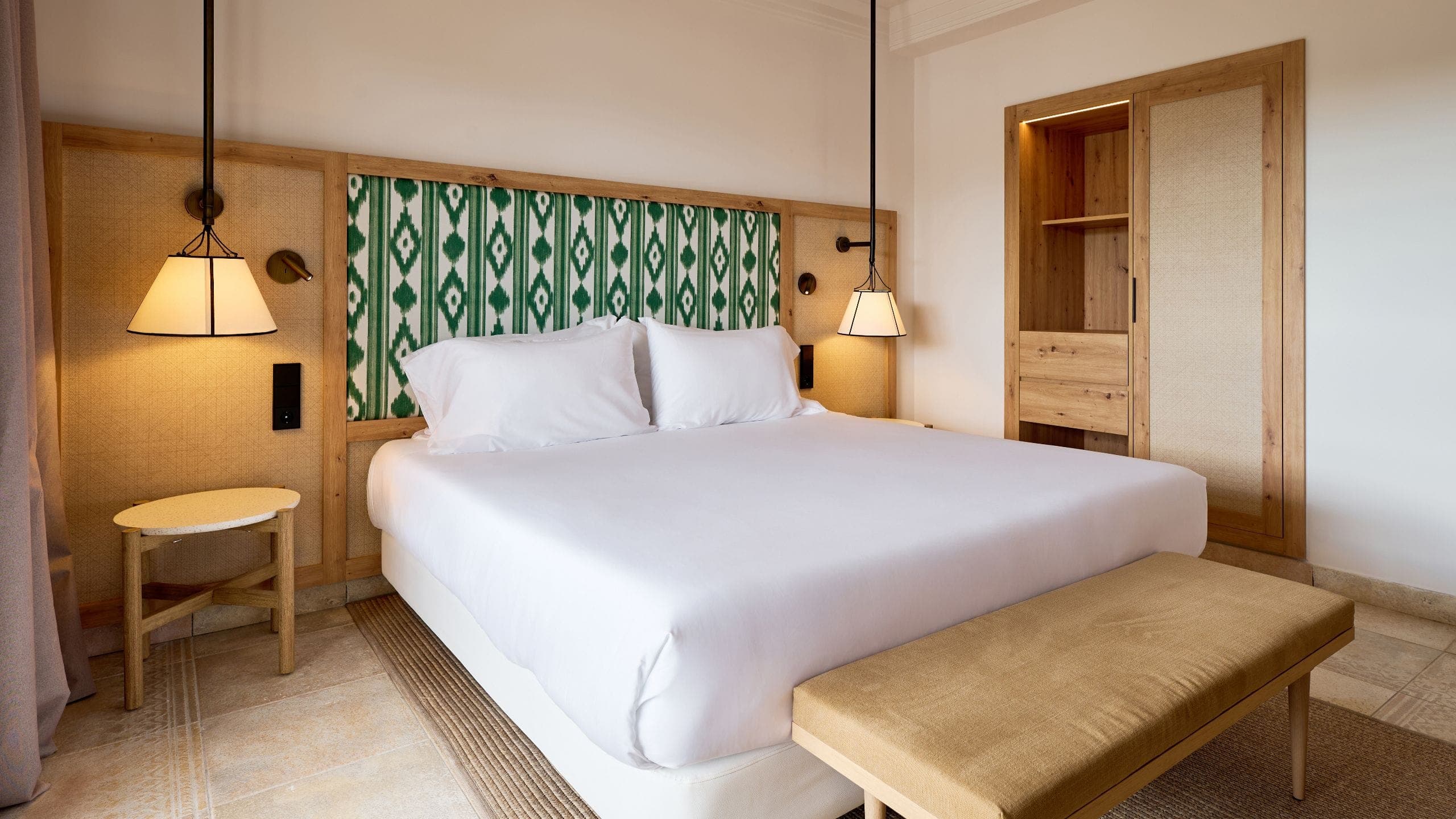 Double Deluxe 1 King Bed - Image 3