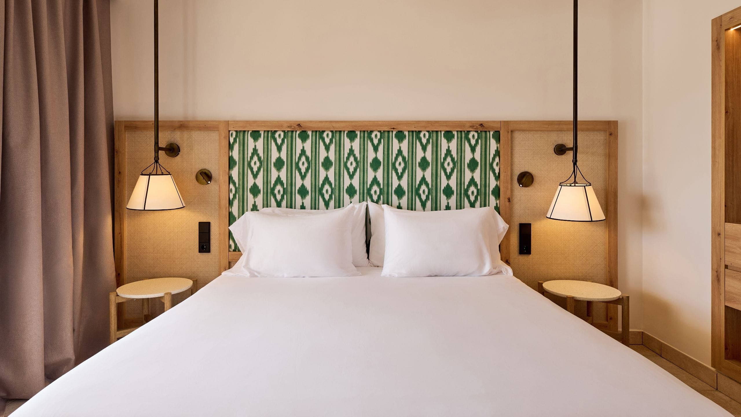 Double Deluxe 1 King Bed - Image 1