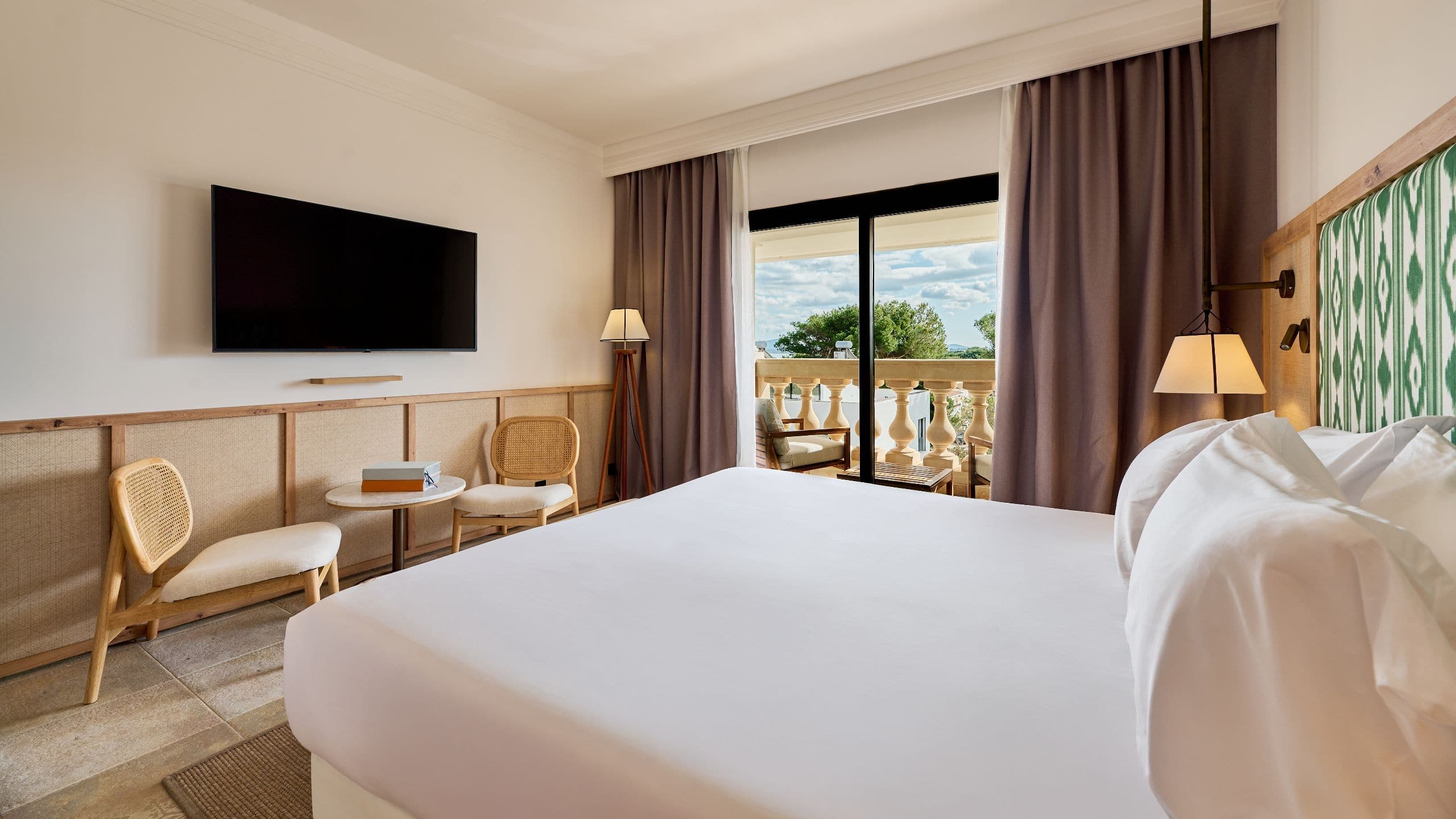 Double Deluxe 1 King Bed - Image 4