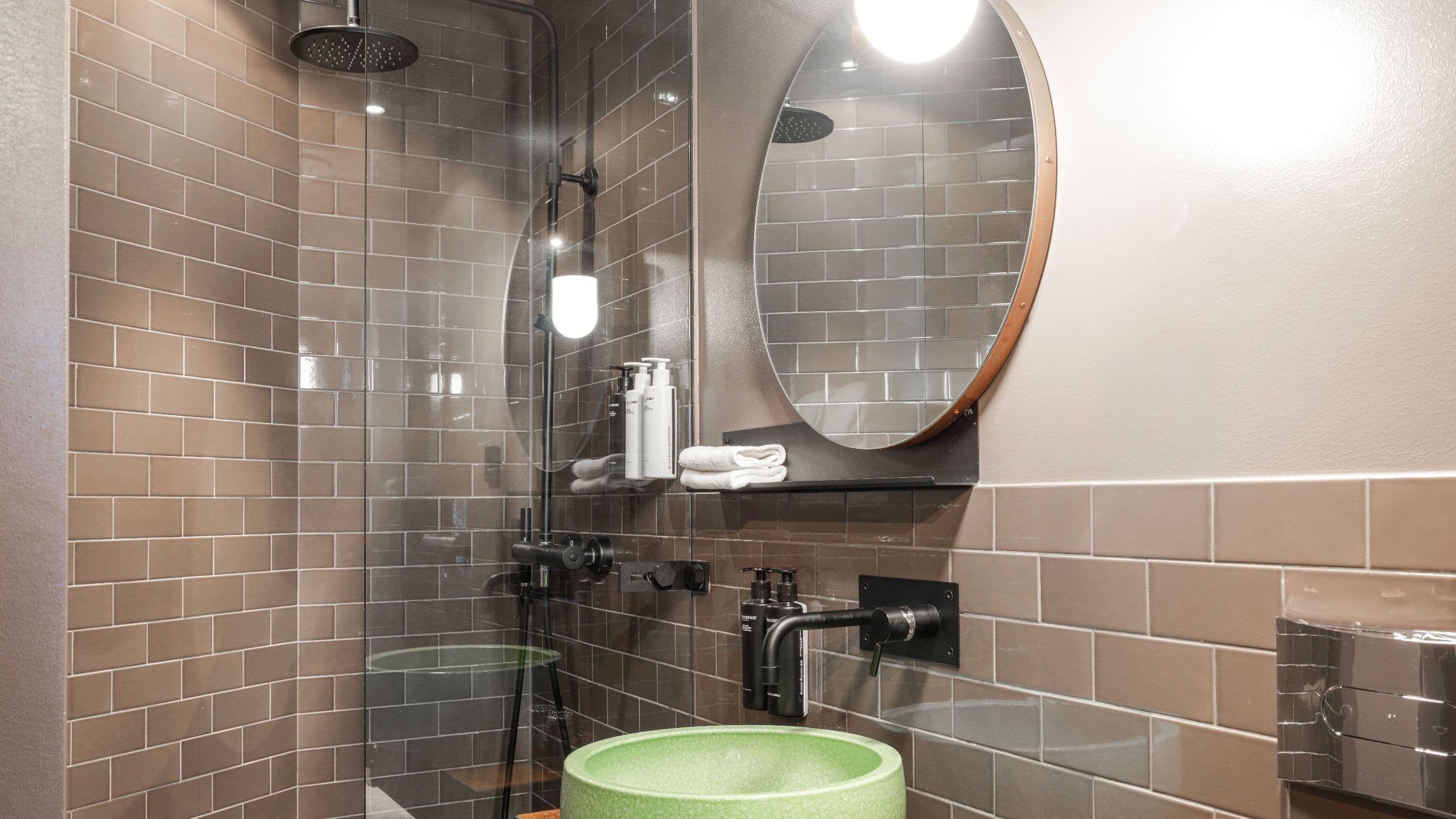 1 Queen Bed Room - Image 5