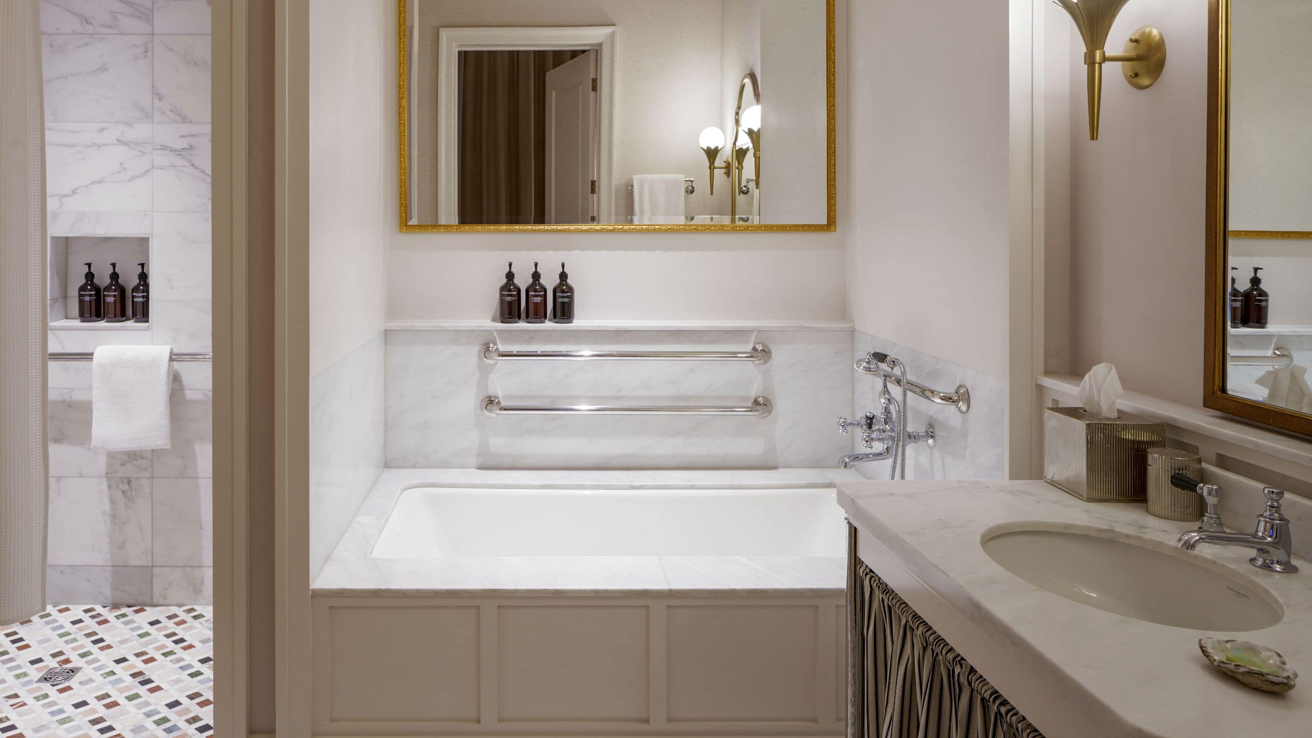 1 Bedroom Suite Accessible Tub - Image 3