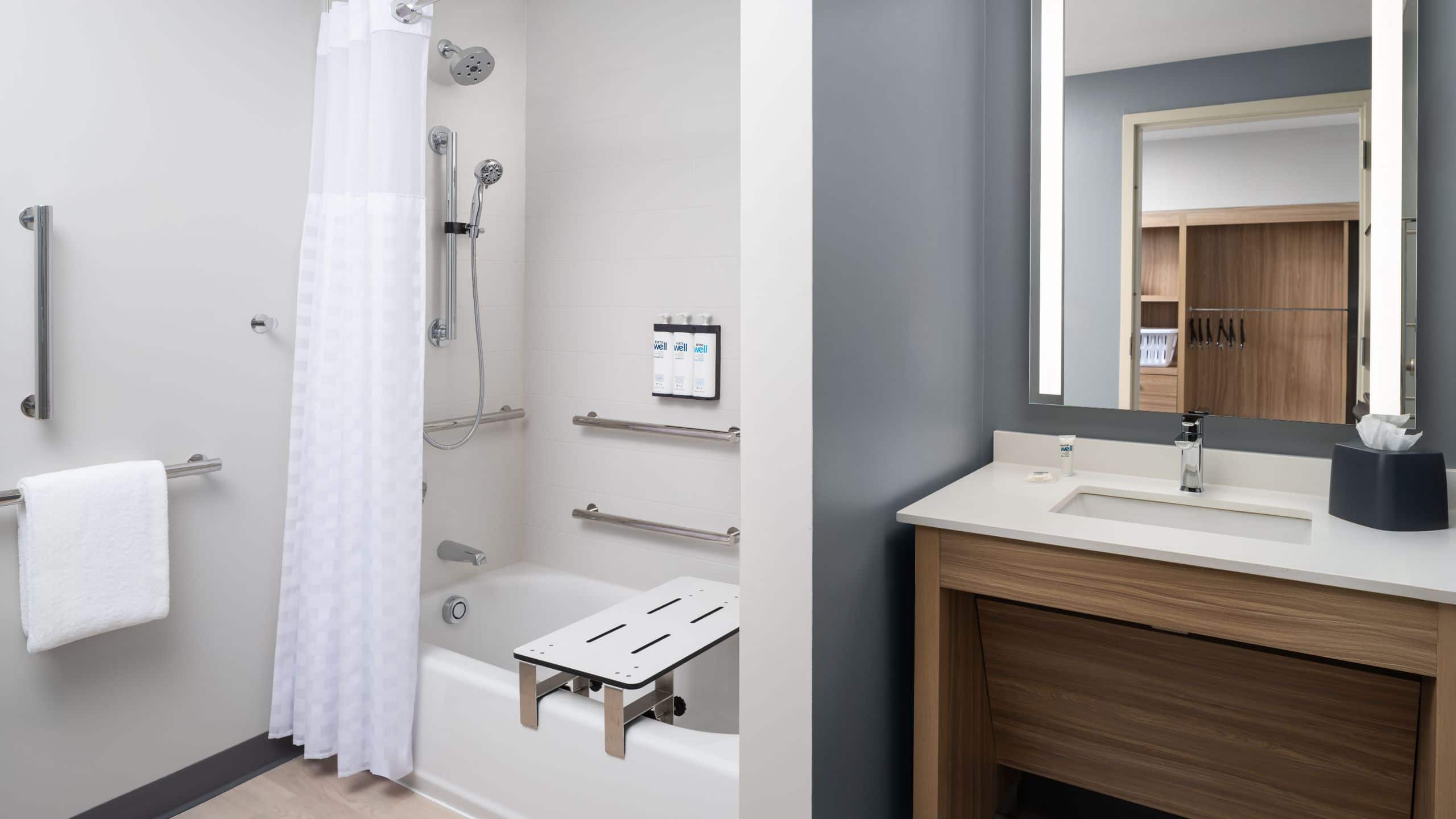 Studio Suite | 1 King Bed Accessible Tub - Image 3