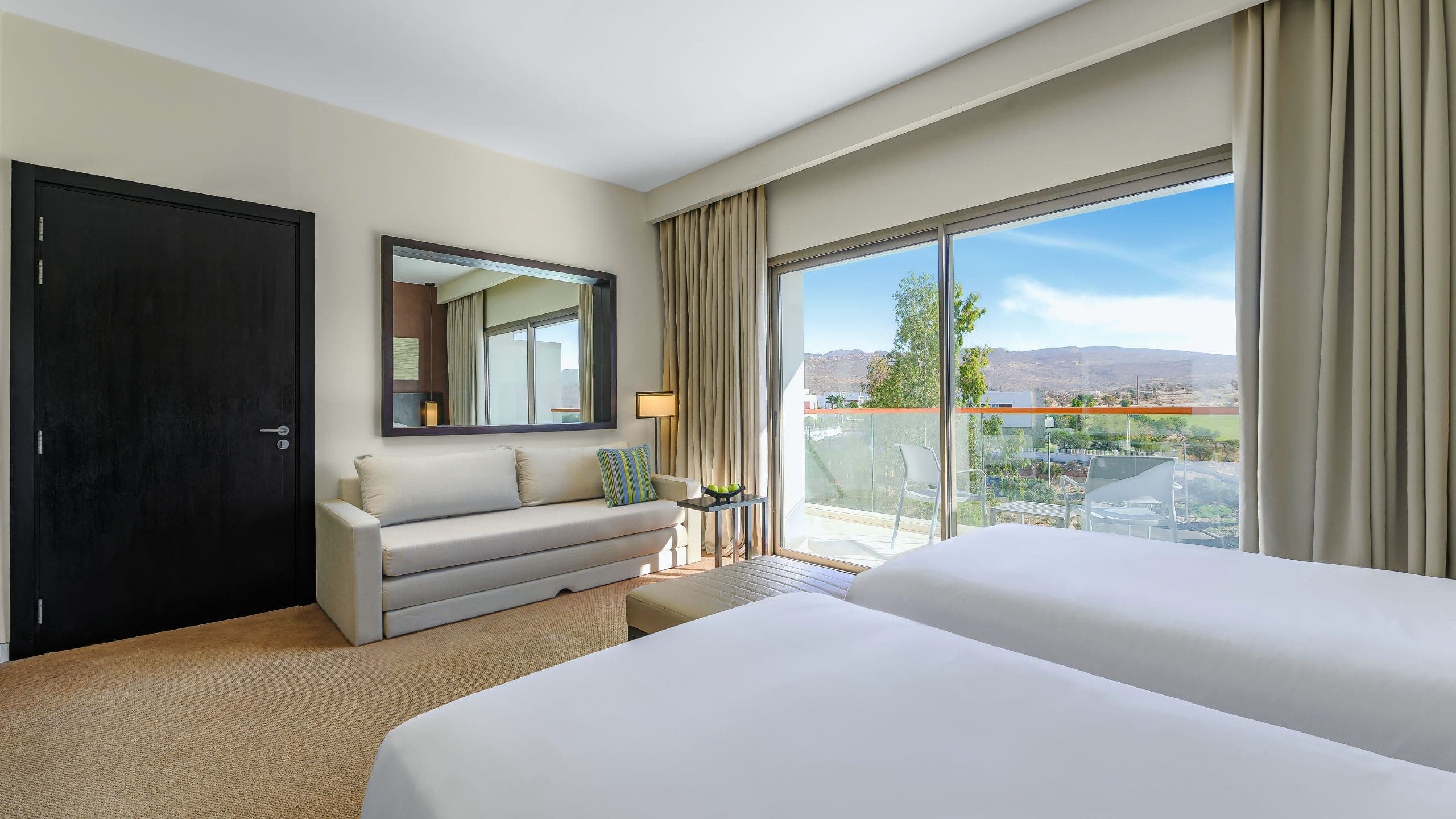 Standard Room Twin Beds - Image 3