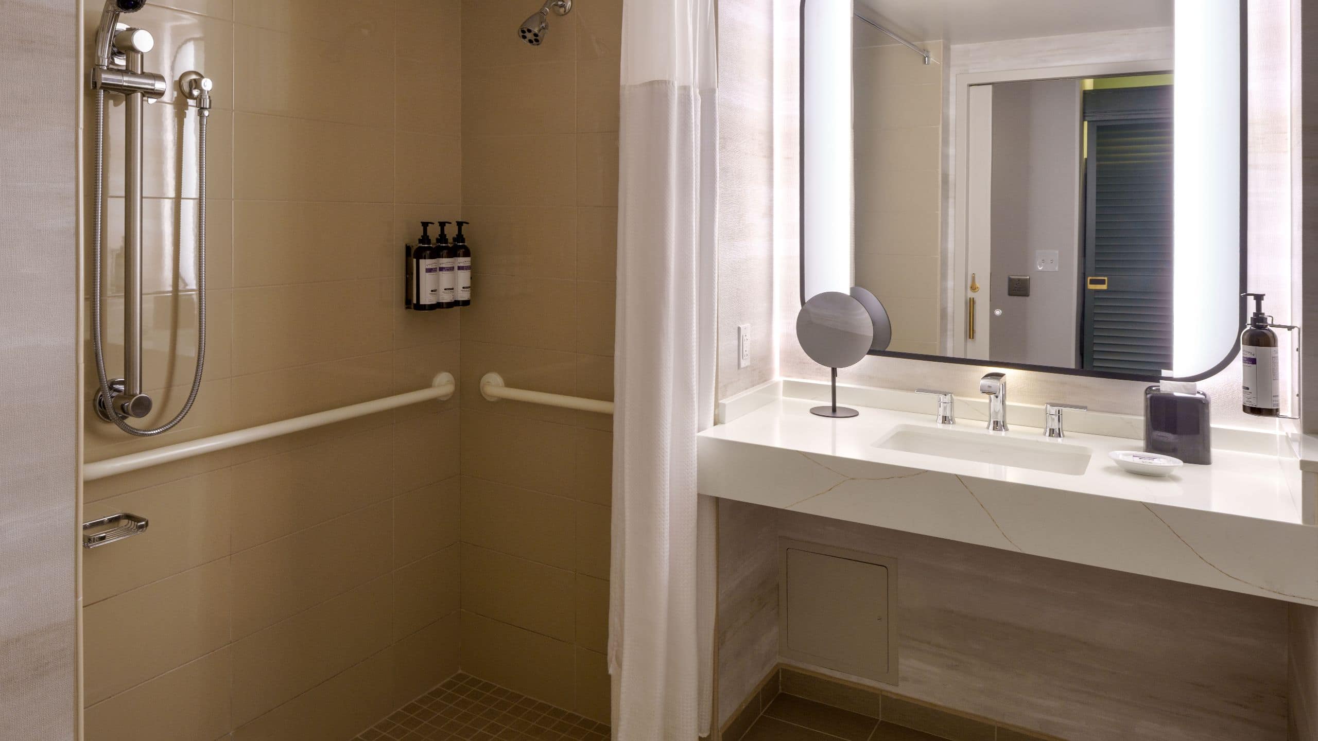 2 Queen Beds Accessible Shower - Image 5