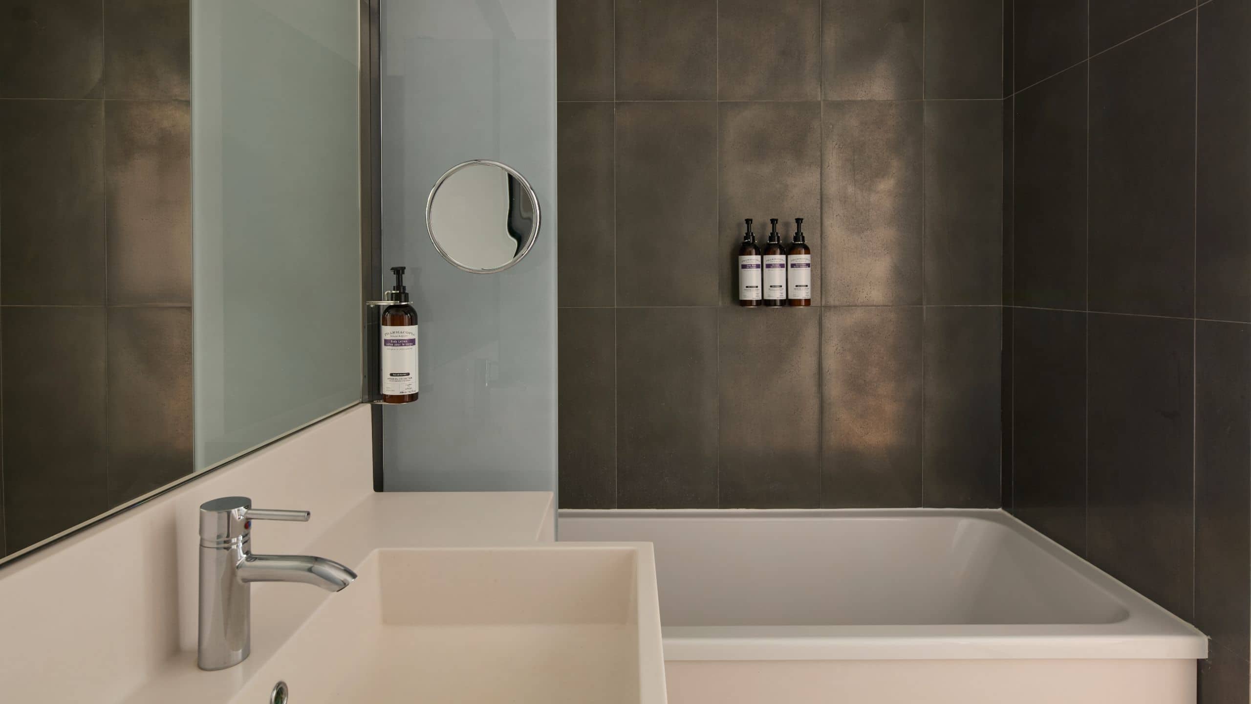 1 King Bed - Image 4