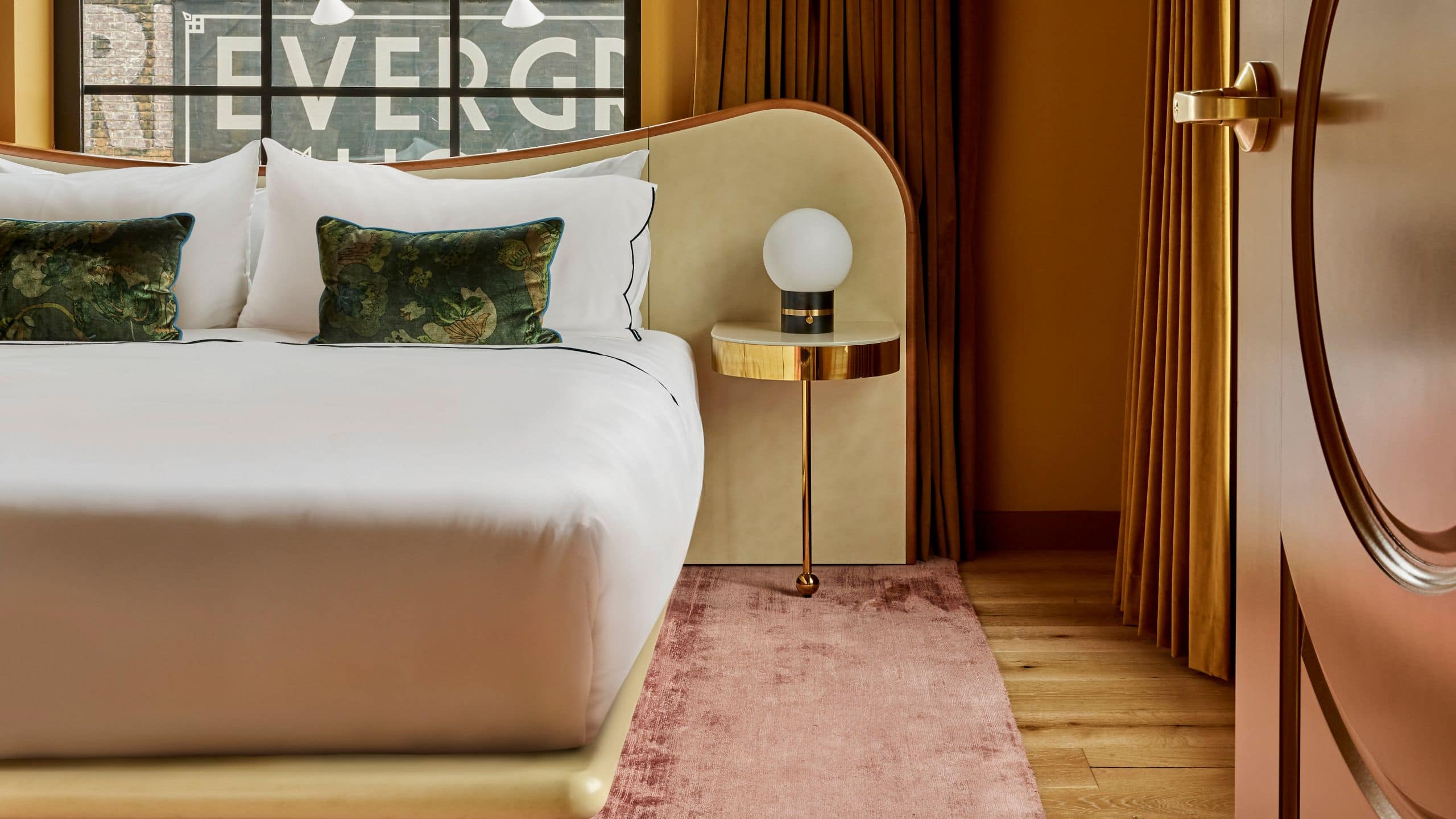 Suite Genevieve with Accessible Tub - Image 4