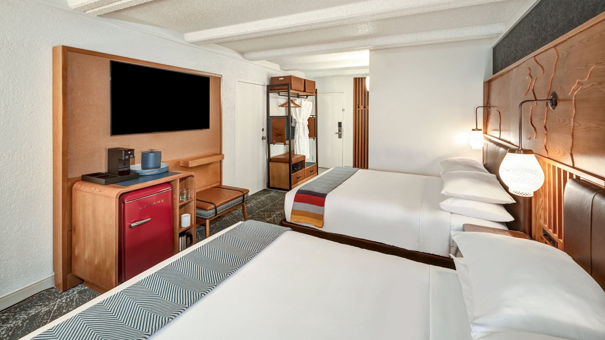 2 Queen Beds Interior View - Image 2